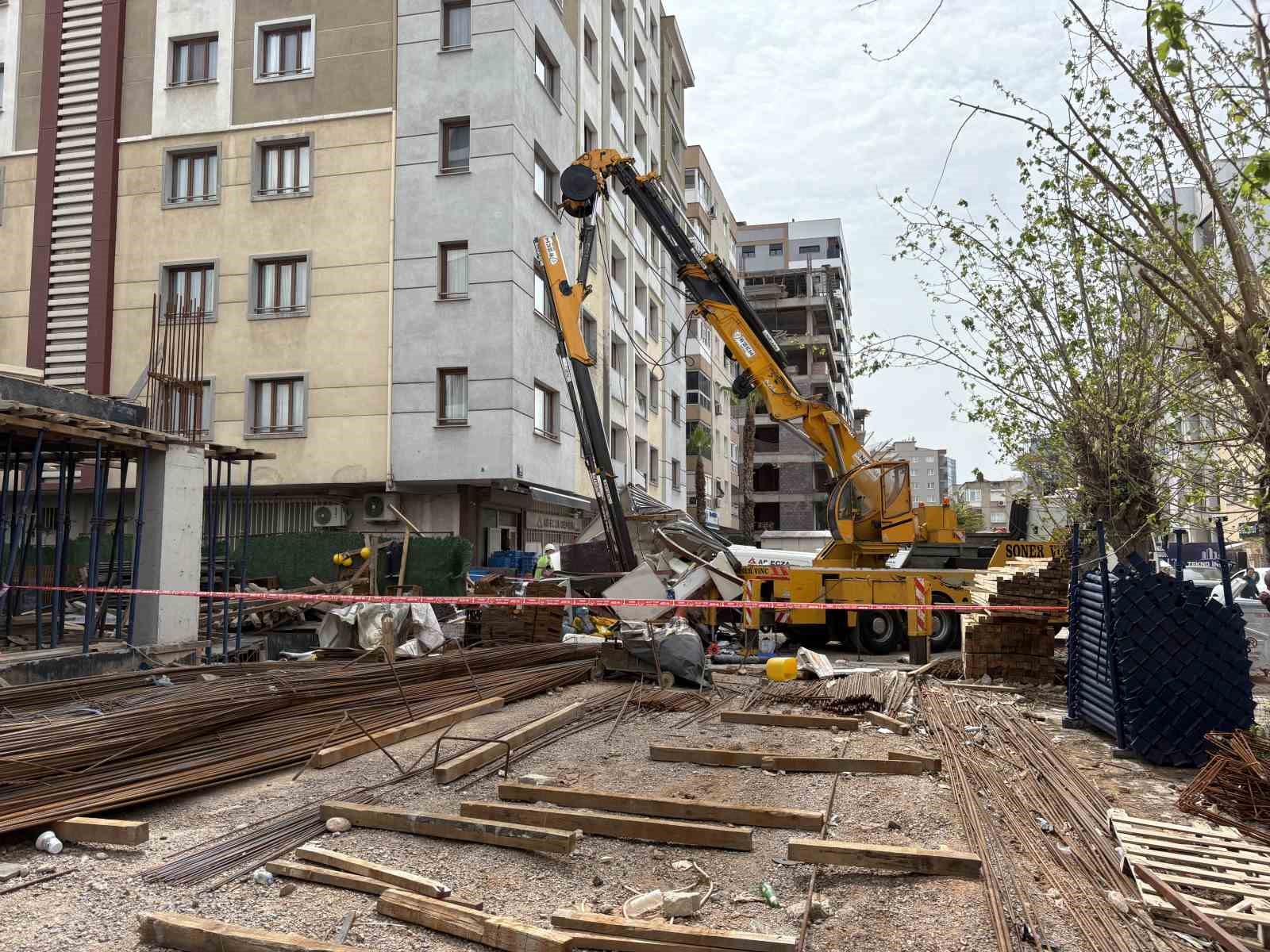 izmirde insaat kulubesinin uzerine vinc dustu 3 isci yaralandi 3