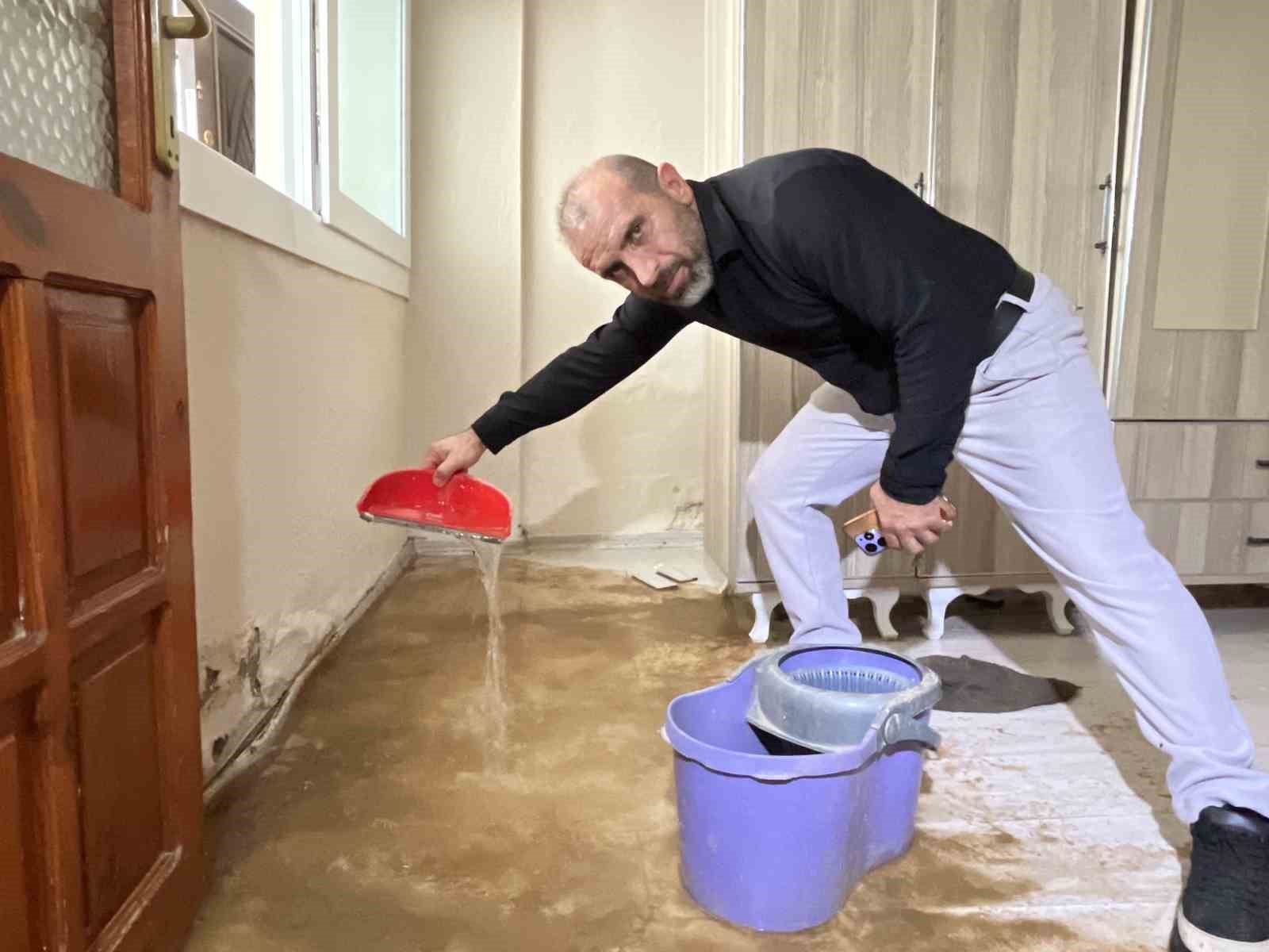 izmirde izsu sebeke borusu patladi bir evi yasanmaz hale getirdi 0 feNdbyXq