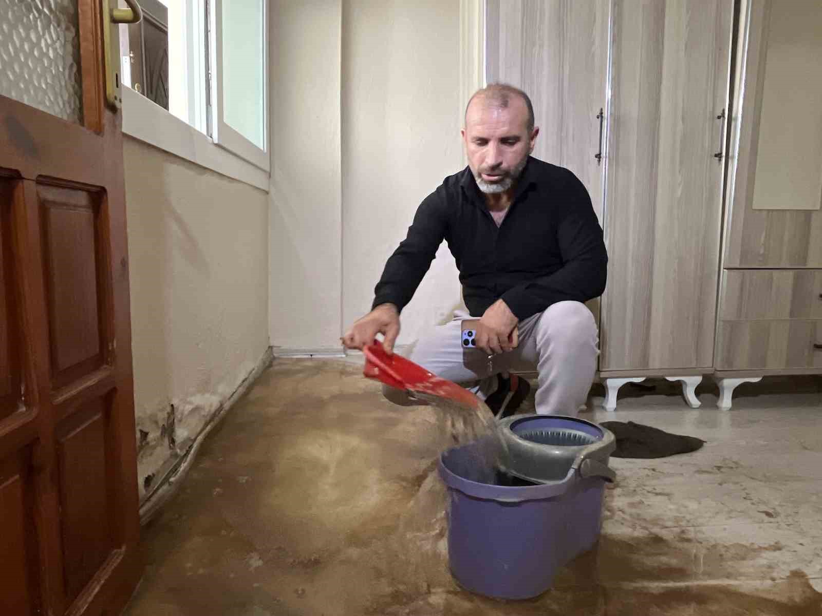 izmirde izsu sebeke borusu patladi bir evi yasanmaz hale getirdi 1 qP5YReke