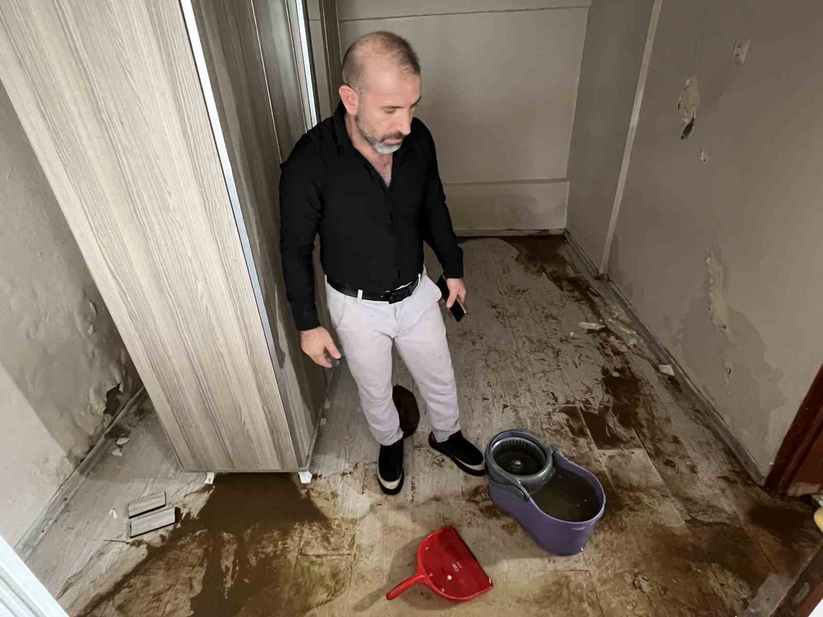 izmirde izsu sebeke borusu patladi bir evi yasanmaz hale getirdi 2 ODCrktsV