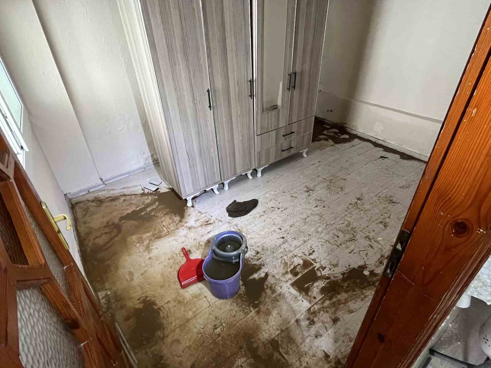 izmirde izsu sebeke borusu patladi bir evi yasanmaz hale getirdi 3 lR3VXwDF