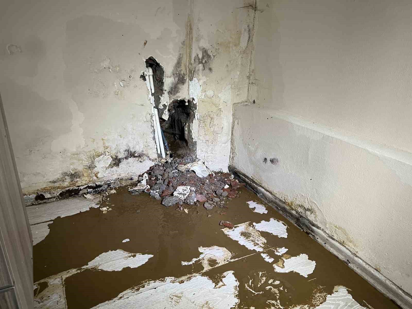 izmirde izsu sebeke borusu patladi bir evi yasanmaz hale getirdi 4 uDUSk4tJ