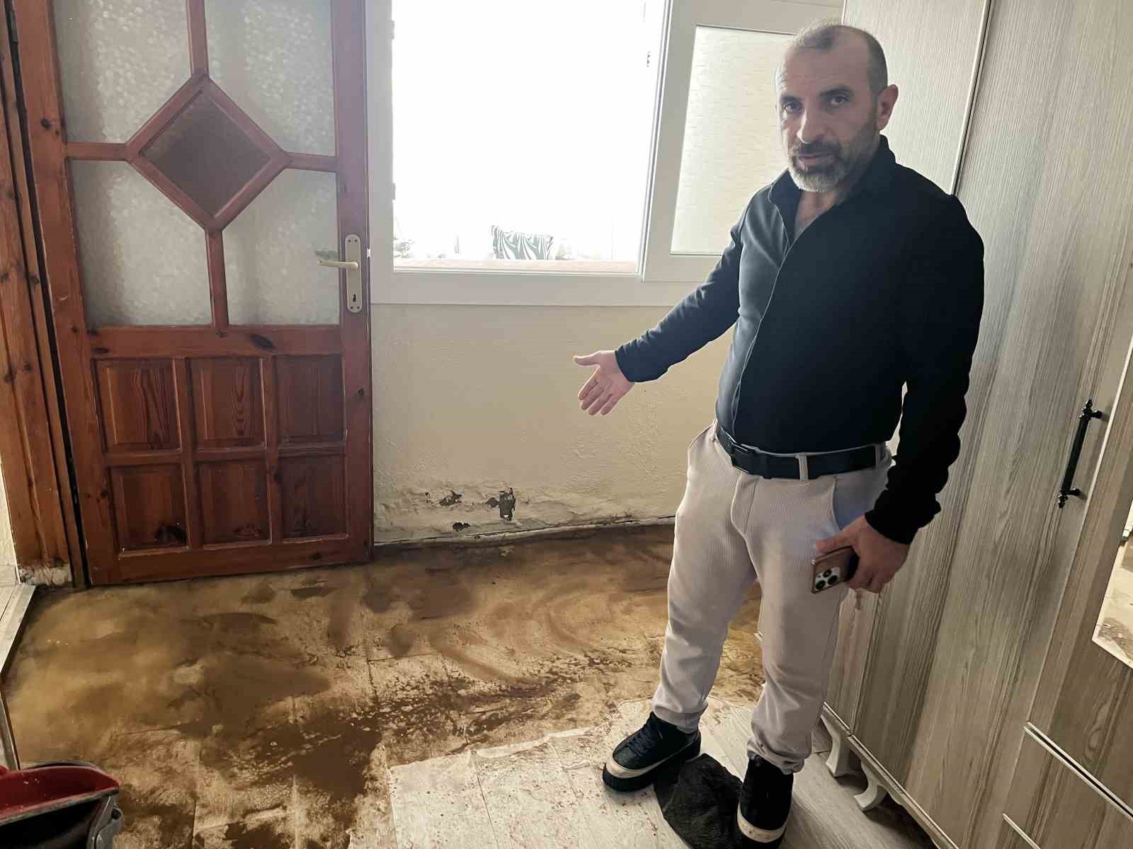 izmirde izsu sebeke borusu patladi bir evi yasanmaz hale getirdi 5 Fp1dQqiY