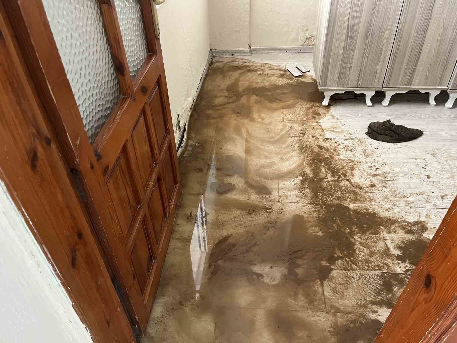 izmirde izsu sebeke borusu patladi bir evi yasanmaz hale getirdi 6 bPtUXXpX