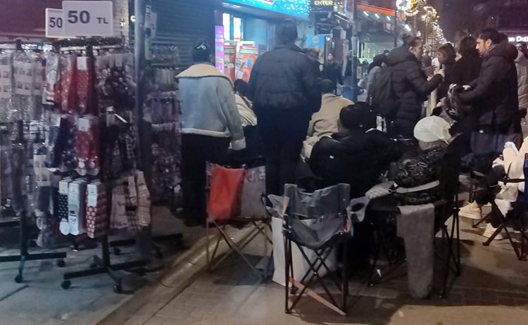 İzmir’de kamp sandalyeli, battaniyeli indirim nöbeti: Çarşı ortasında sabahladılar 4 izmirde kamp sandalyeli battaniyeli indirim nobeti carsi ortasinda sabahladilar 0 GPC2WeOV