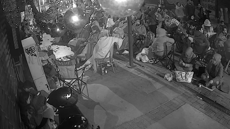 İzmir’de kamp sandalyeli, battaniyeli indirim nöbeti: Çarşı ortasında sabahladılar 5 izmirde kamp sandalyeli battaniyeli indirim nobeti carsi ortasinda sabahladilar 1 aEcFVylW