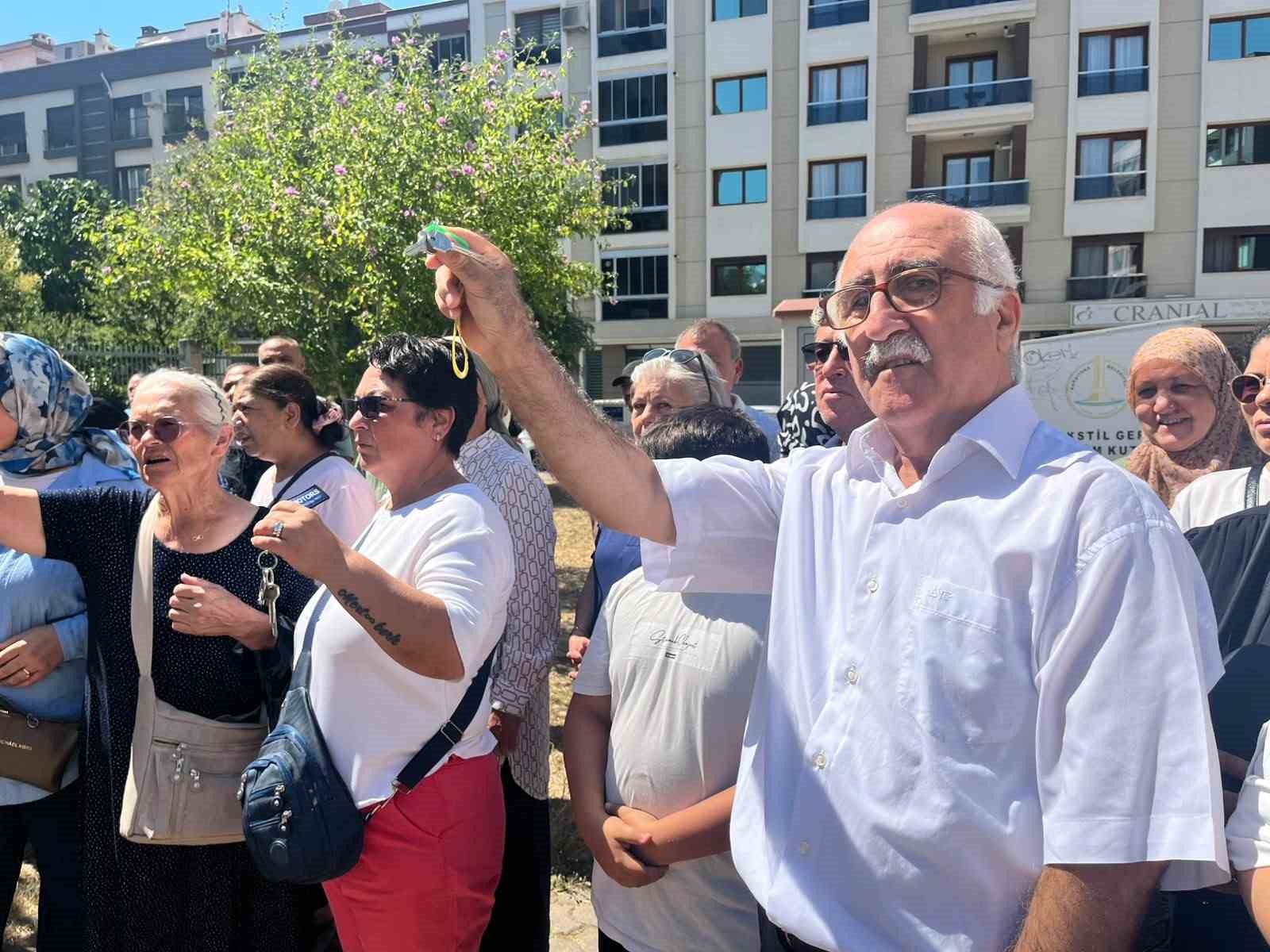 İzmir’de kentsel dönüşüm mağdurlarından ’anahtarlı’ eylem 4 izmirde kentsel donusum magdurlarindan anahtarli eylem 0