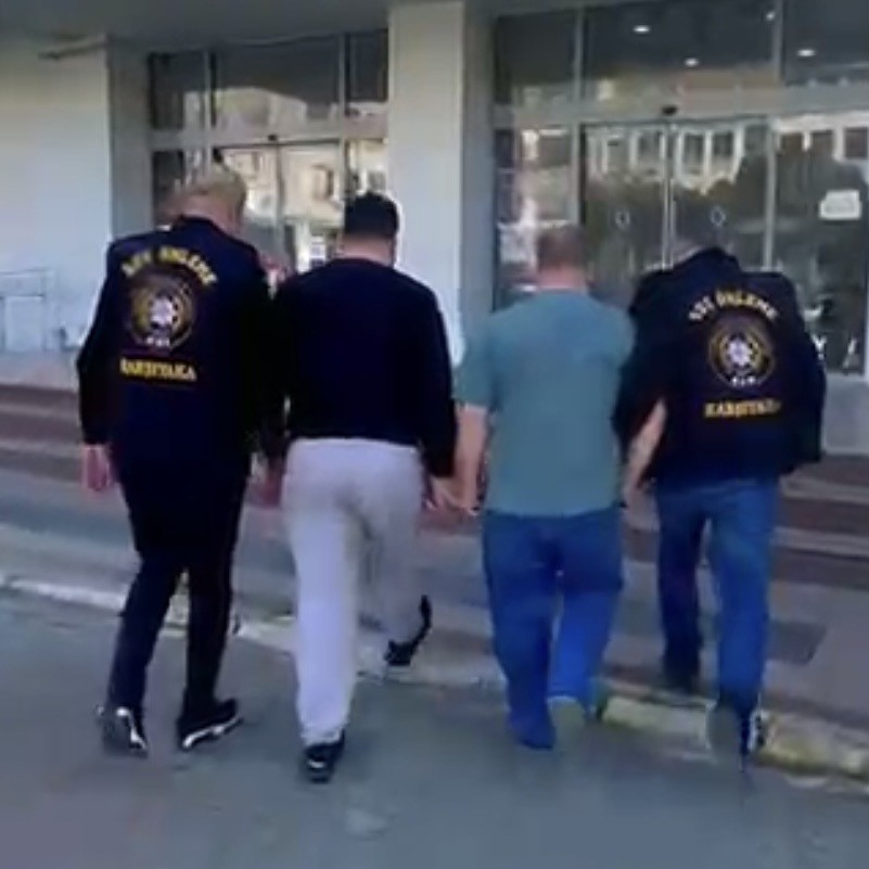 izmirde kesinlesmis hapis cezasi bulunan 2 firari yakalandi 0 rUb9UREz