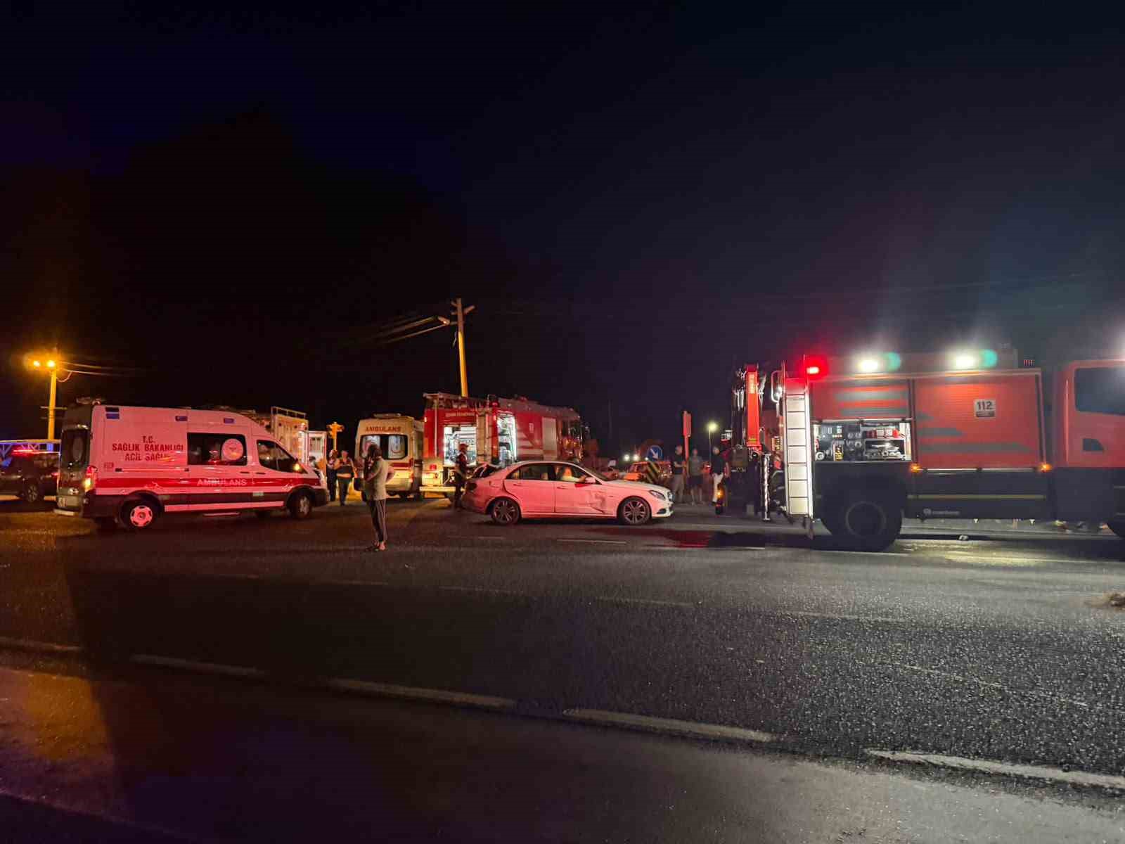 izmirde kirmizi isikta bekleyen araclara tir carpti 1i agir 5 yarali 0 yEA85qiL