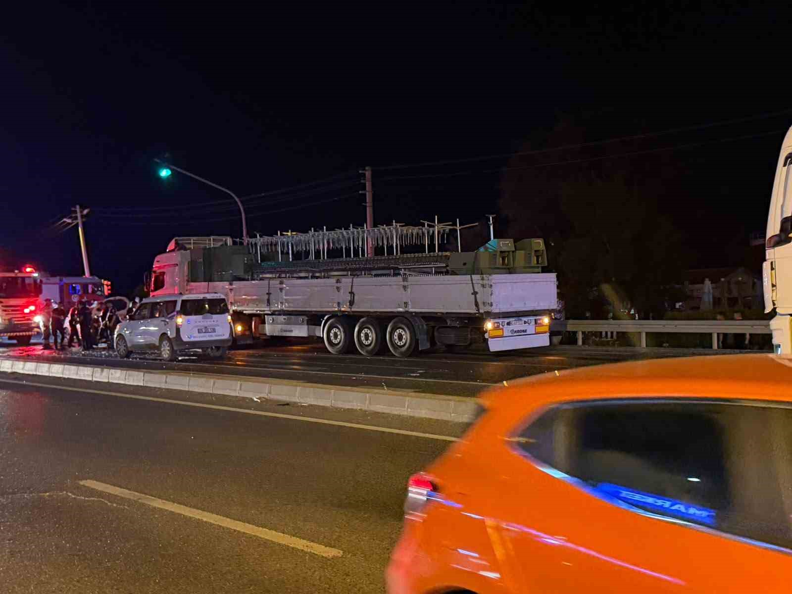 izmirde kirmizi isikta bekleyen araclara tir carpti 1i agir 5 yarali 1