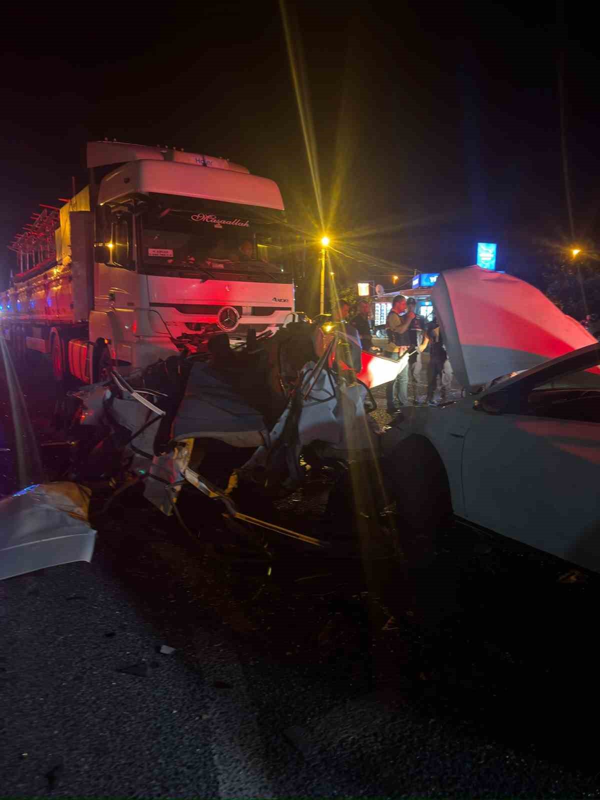 izmirde kirmizi isikta bekleyen araclara tir carpti 1i agir 5 yarali 2 6U46eDfd