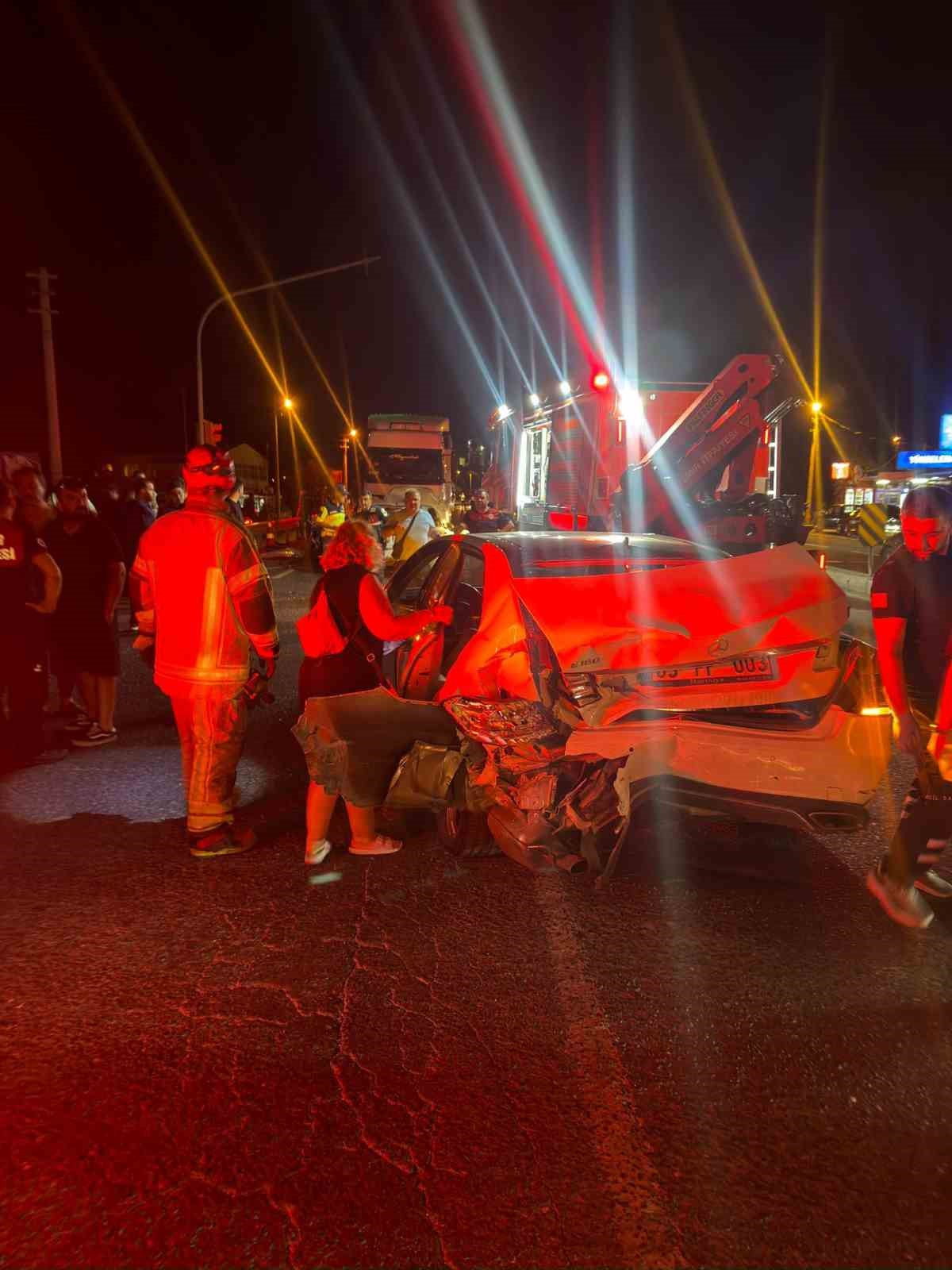izmirde kirmizi isikta bekleyen araclara tir carpti 1i agir 5 yarali 3 ce892LDJ