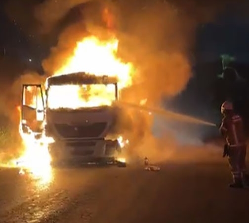izmirde-komur-yuklu-tir-alev-aldi-kPMDhRxB.jpg