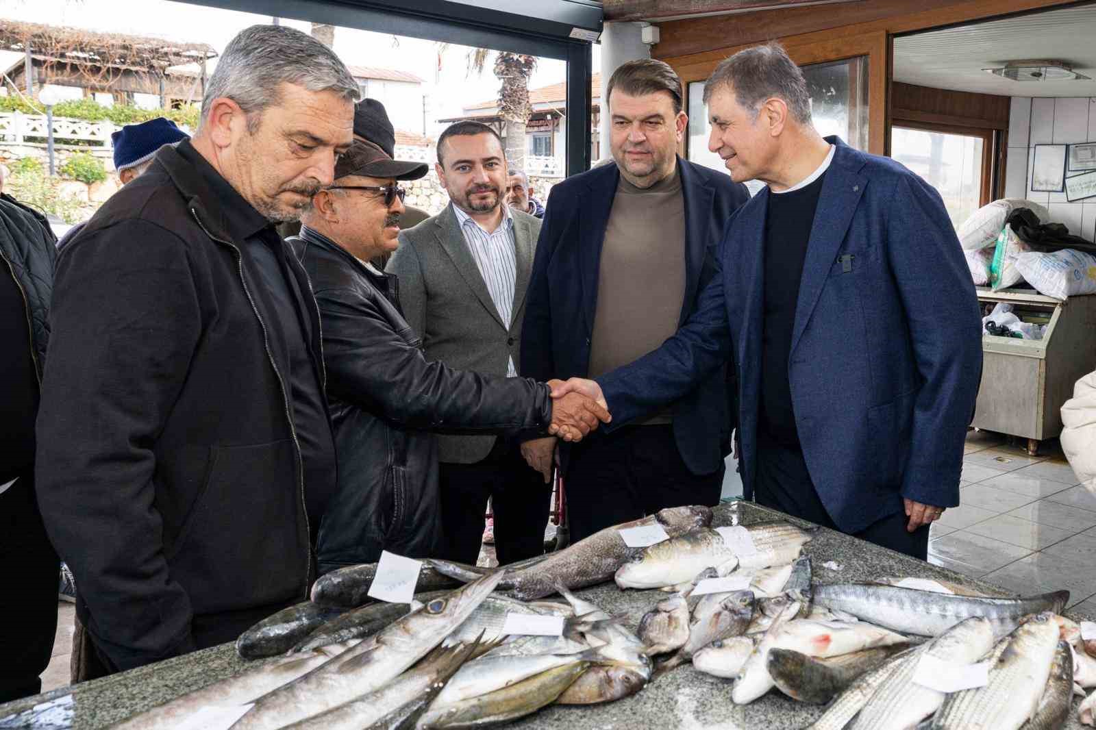 izmirde kucuk olcekli balikciyla dayanisma eli 6 fj1fAwzn