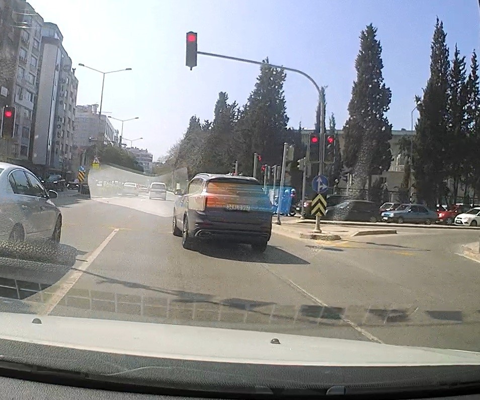 izmirde kural tanimaz surucu arac kamerasina yansidi 2 46Gfmkyi
