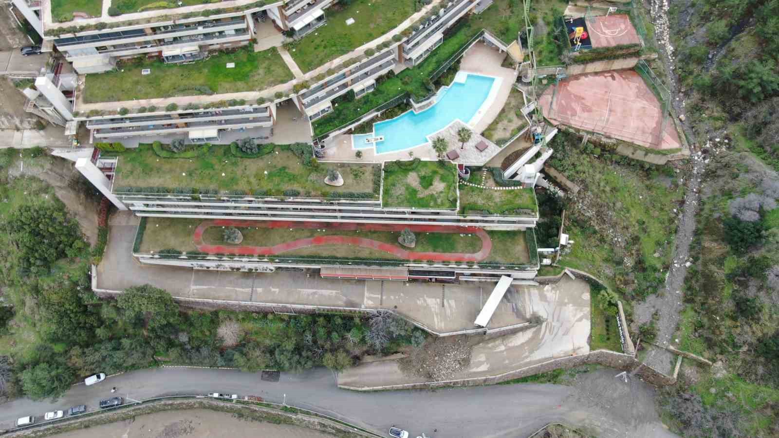 izmirde luks site yolu toprak kaymasi nedeniyle kapandi 1 dt2jetMB