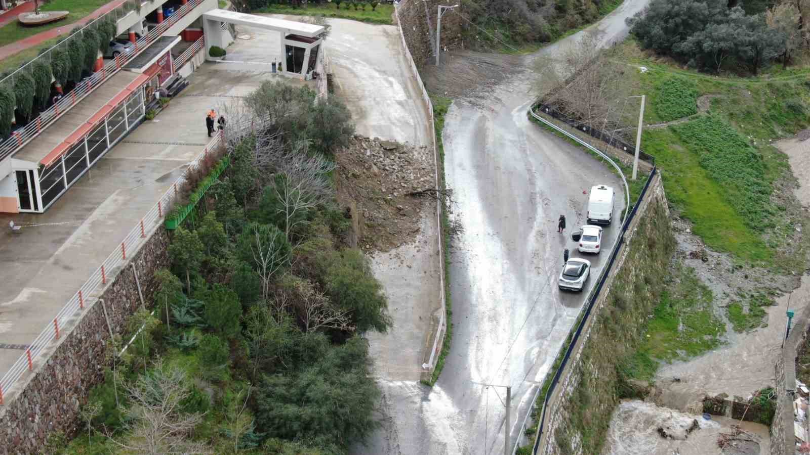 izmirde luks site yolu toprak kaymasi nedeniyle kapandi 6 u2aXsMvs