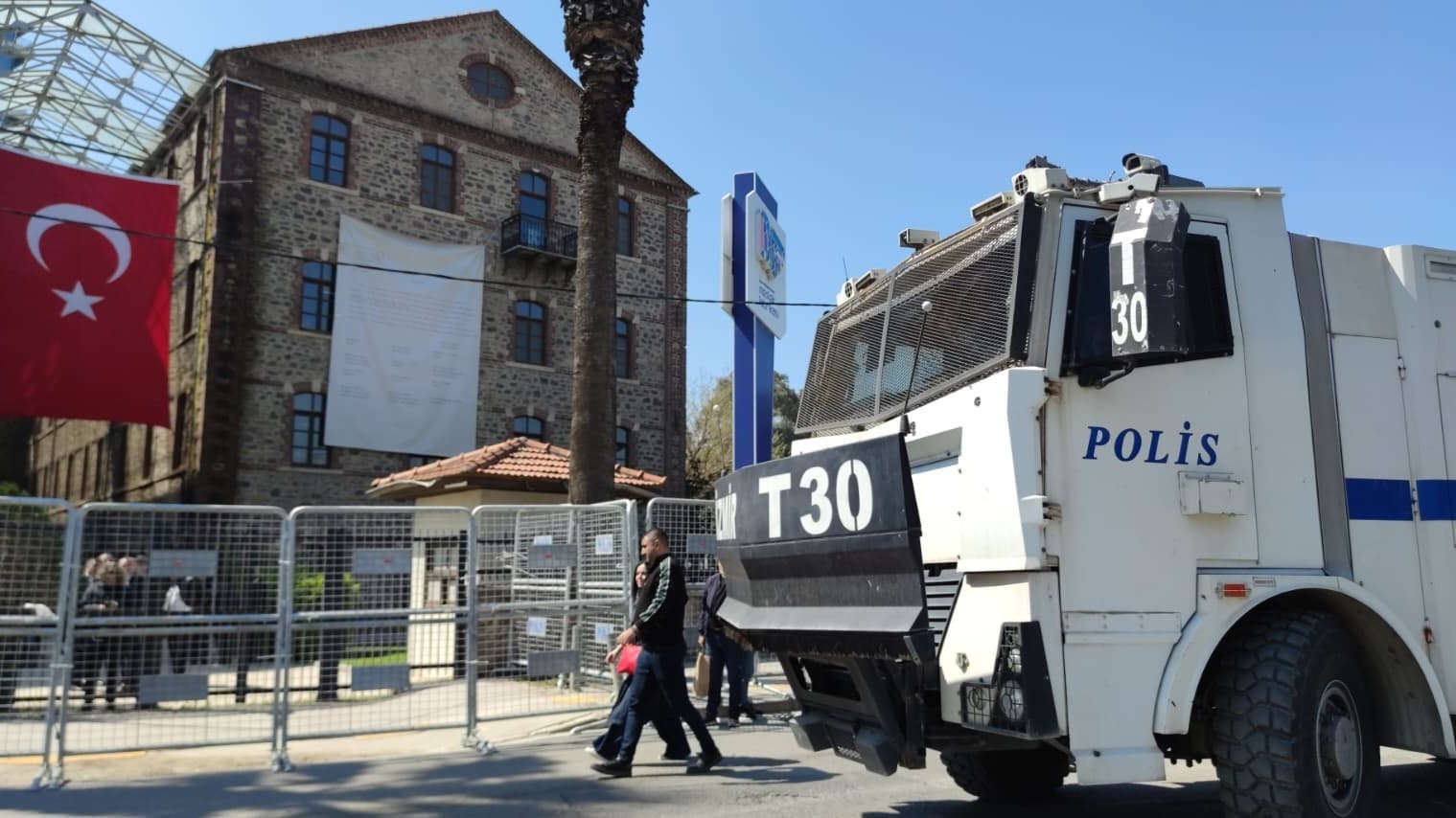 izmirde meslek fabrikasi tahliyesinde gerginlik 1 S7ynb7hk