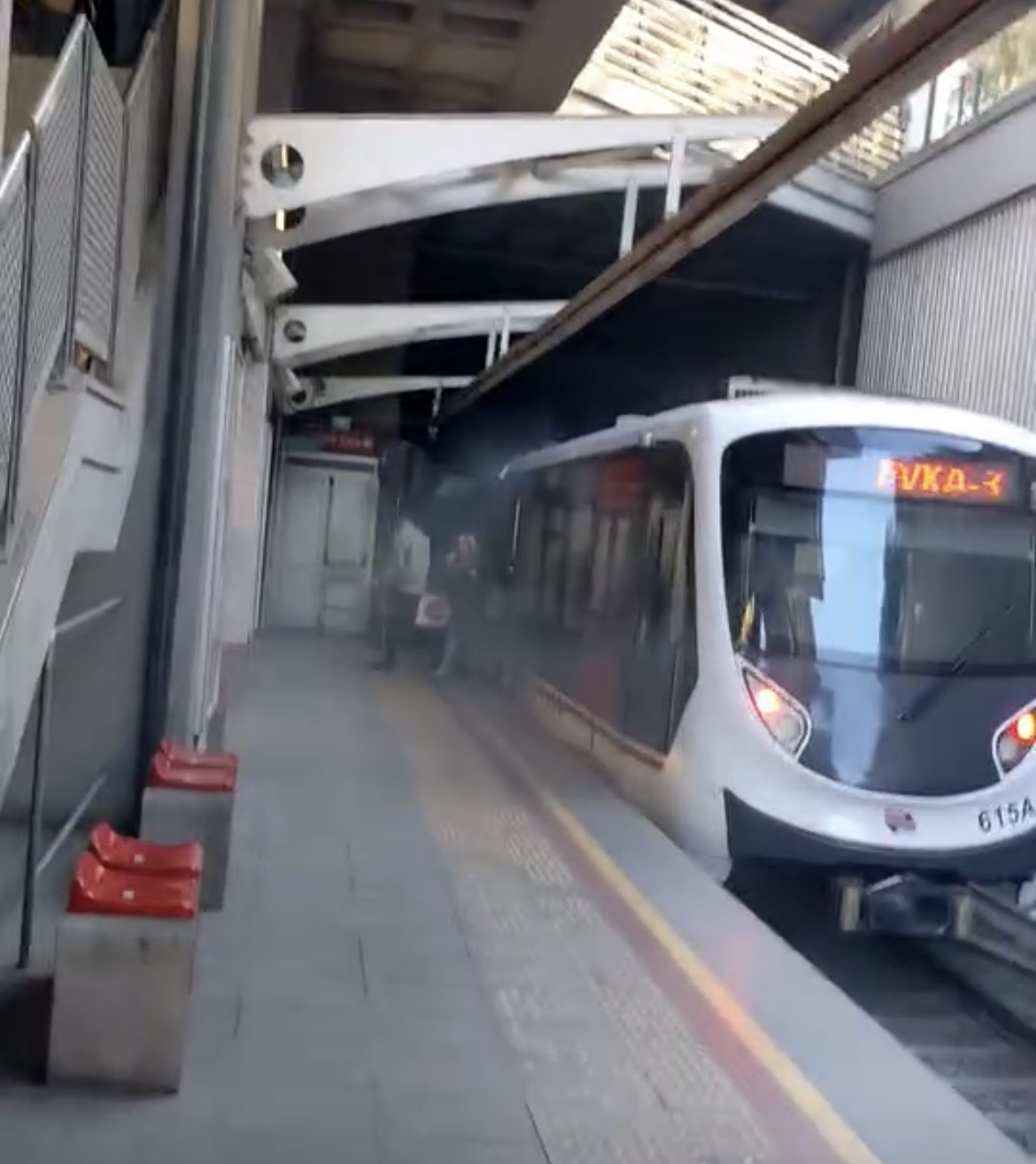 izmirde metro vagonu raydan cikti 4 CkQltbmY