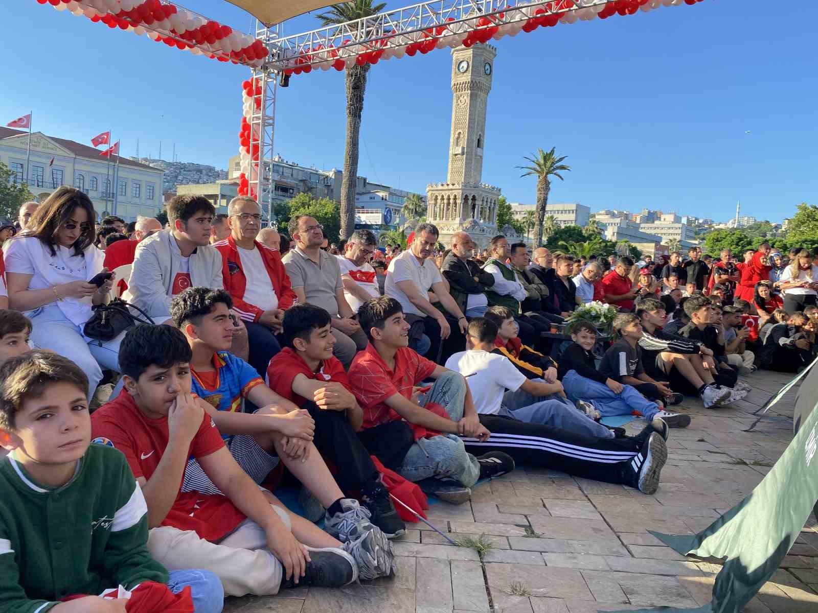 İzmir’de milli heyecan meydanlara taştı: Dev ekranda Dünya Kupası coşkusu 4 izmirde milli heyecan meydanlara tasti dev ekranda dunya kupasi coskusu 0 92vPLZS6
