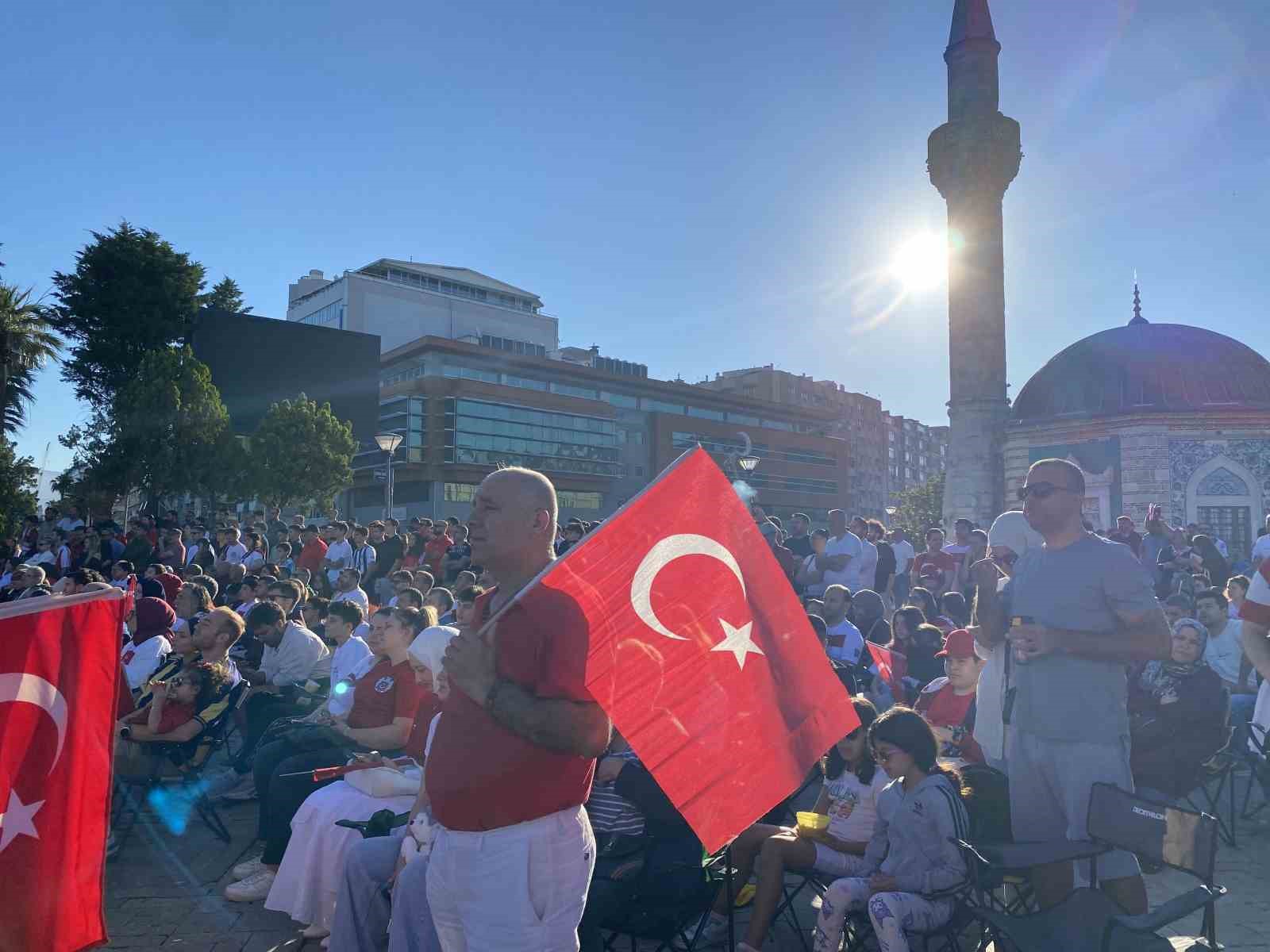 İzmir’de milli heyecan meydanlara taştı: Dev ekranda Dünya Kupası coşkusu 5 izmirde milli heyecan meydanlara tasti dev ekranda dunya kupasi coskusu 1 L9Ry48HH