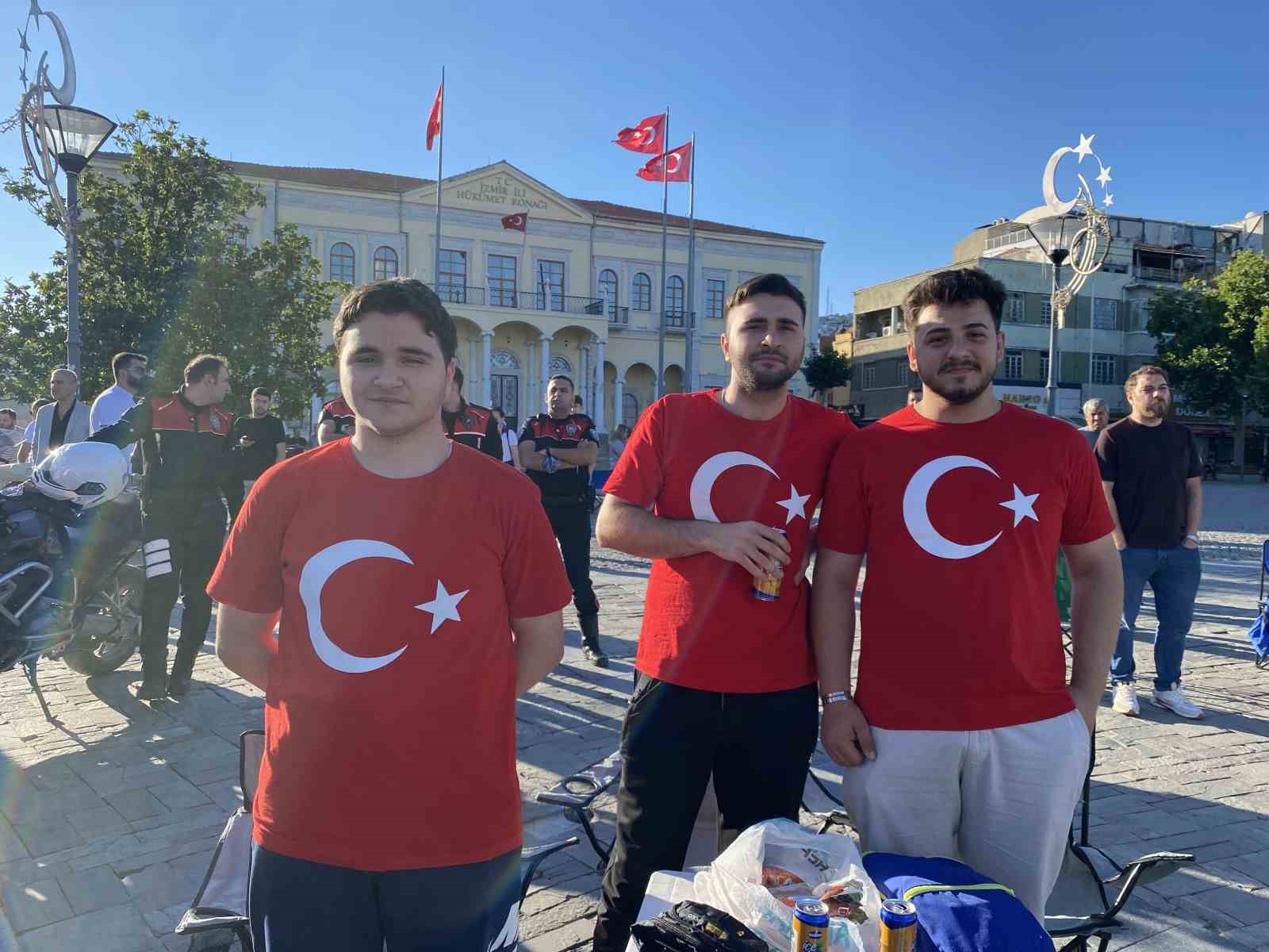 İzmir’de milli heyecan meydanlara taştı: Dev ekranda Dünya Kupası coşkusu 6 izmirde milli heyecan meydanlara tasti dev ekranda dunya kupasi coskusu 2 GawBjdUC