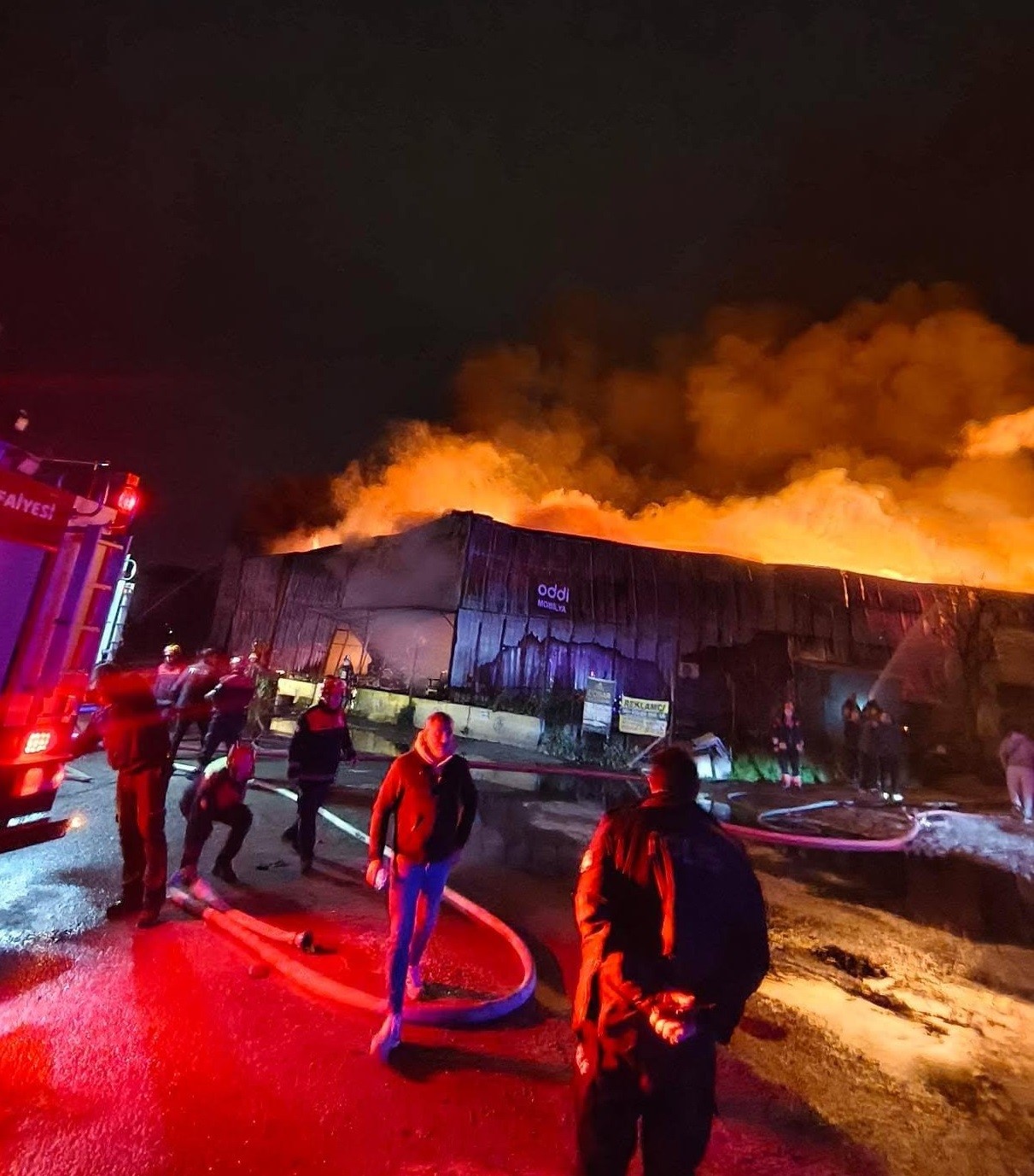 izmirde mobilya fabrikasinda yangin 1 9i1lIrMV