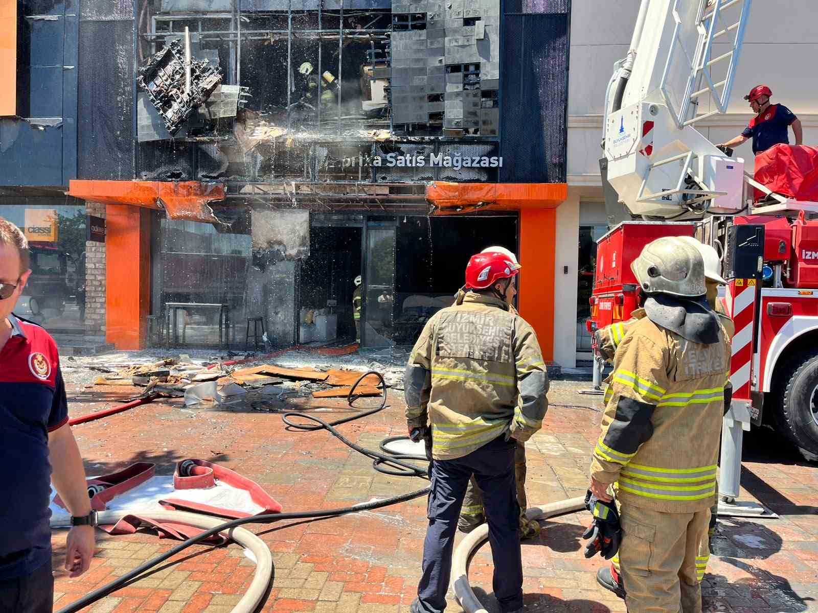 İzmir’de mobilya mağazasında yangın 4 izmirde mobilya magazasinda yangin 0 L6hLGSSk