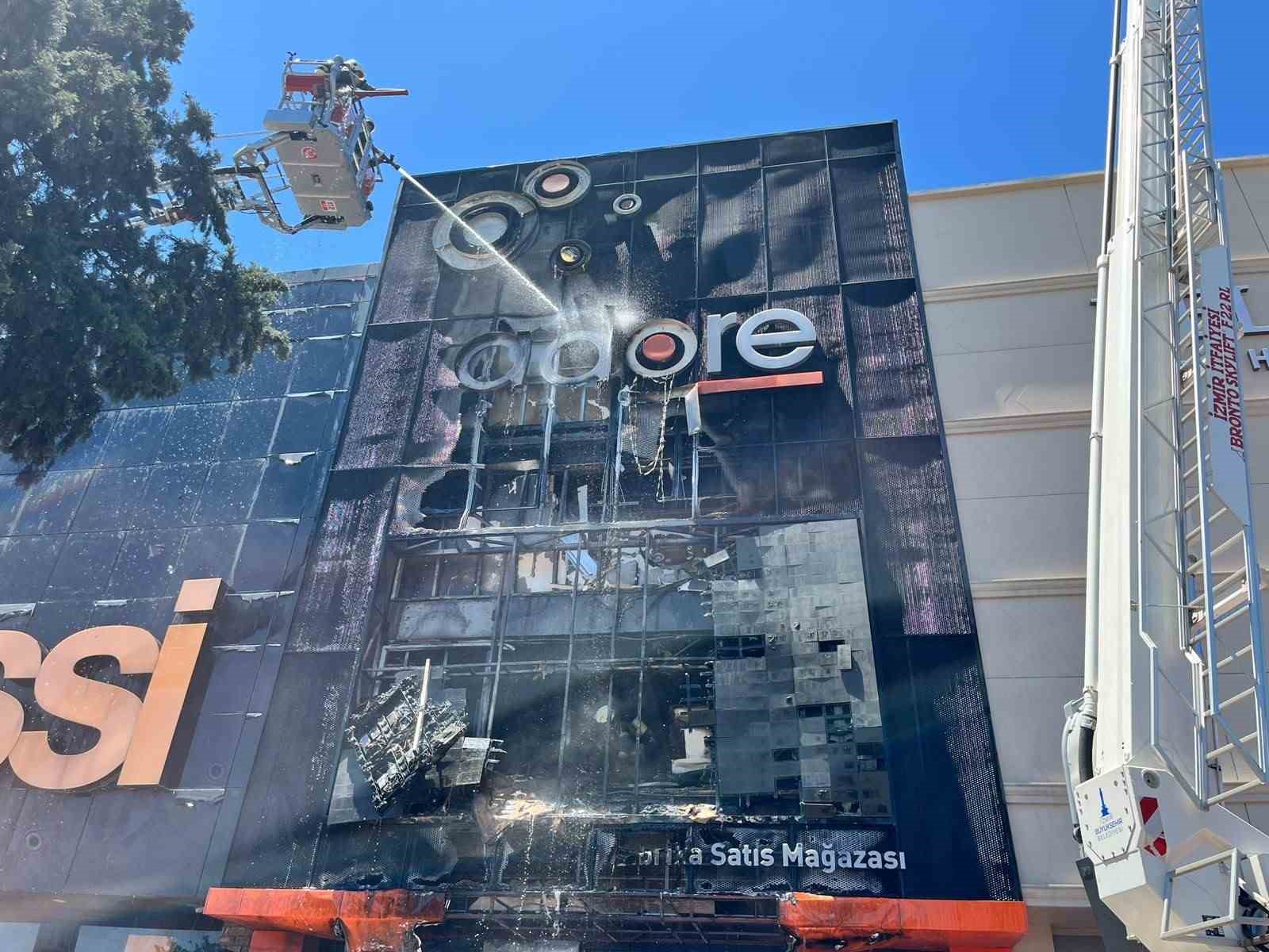 İzmir’de mobilya mağazasında yangın 5 izmirde mobilya magazasinda yangin 1