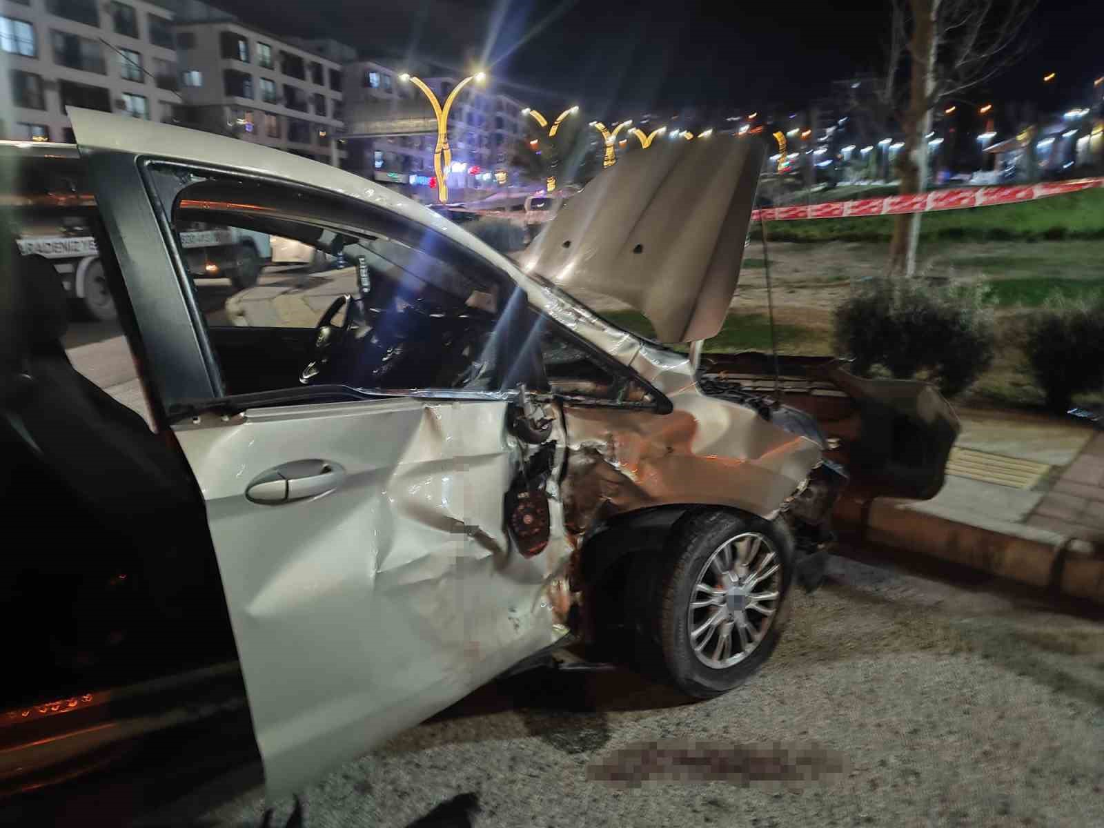 izmirde motosiklet ile otomobil carpisti 1 olu 2 yarali 5 5mm8BWnJ