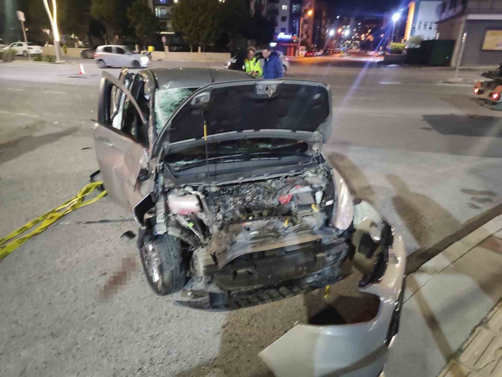 izmirde motosiklet ile otomobil carpisti 1 olu 2 yarali 6 nlR1AOa8