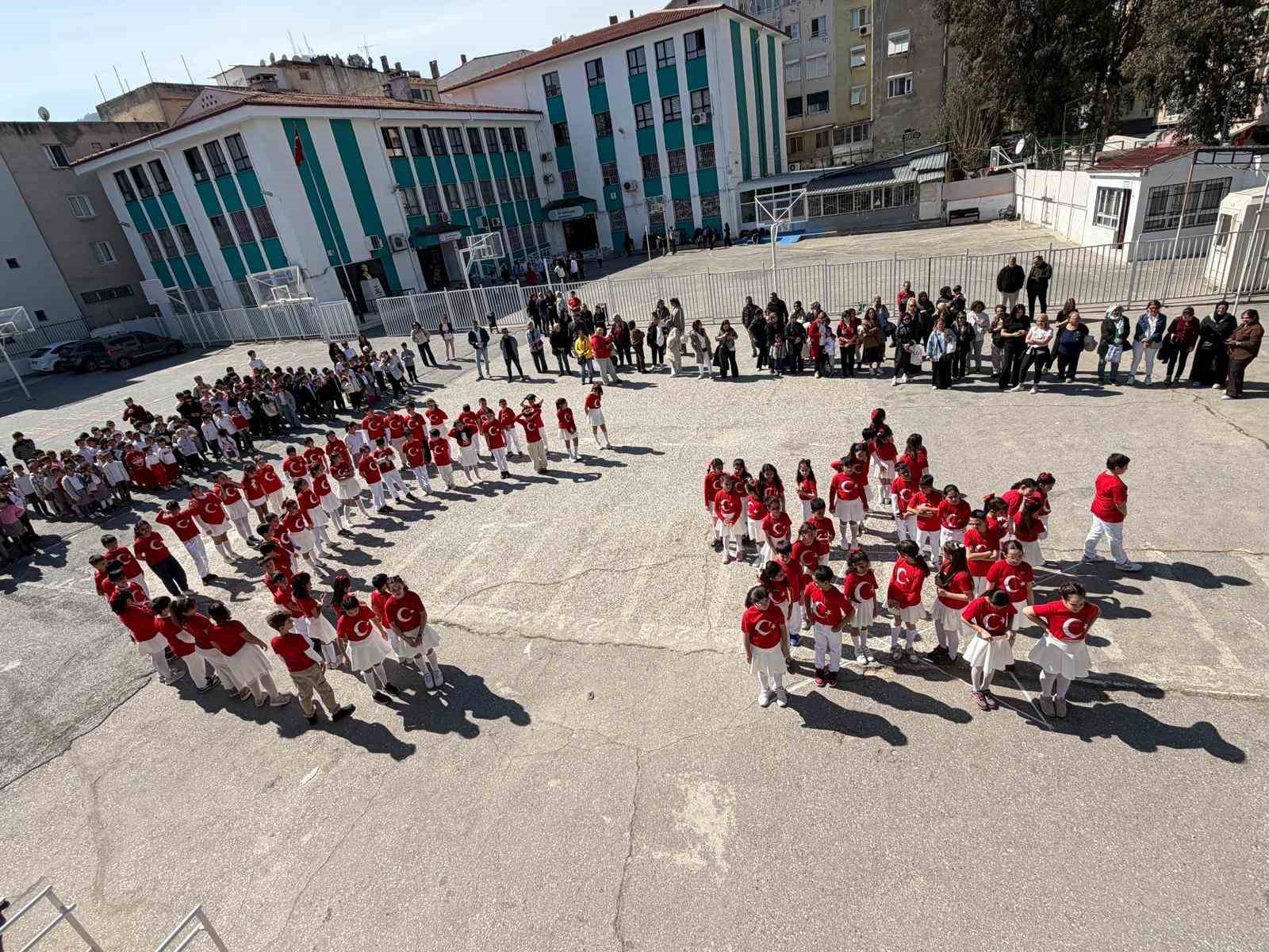 izmirde ogrenciler istiklal marsini isaret diliyle okudu 0 MEFCuYLB