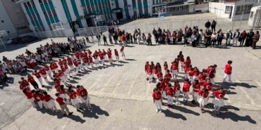 izmirde-ogrenciler-istiklal-marsini-isaret-diliyle-okudu-Bm6q5U4b.jpg