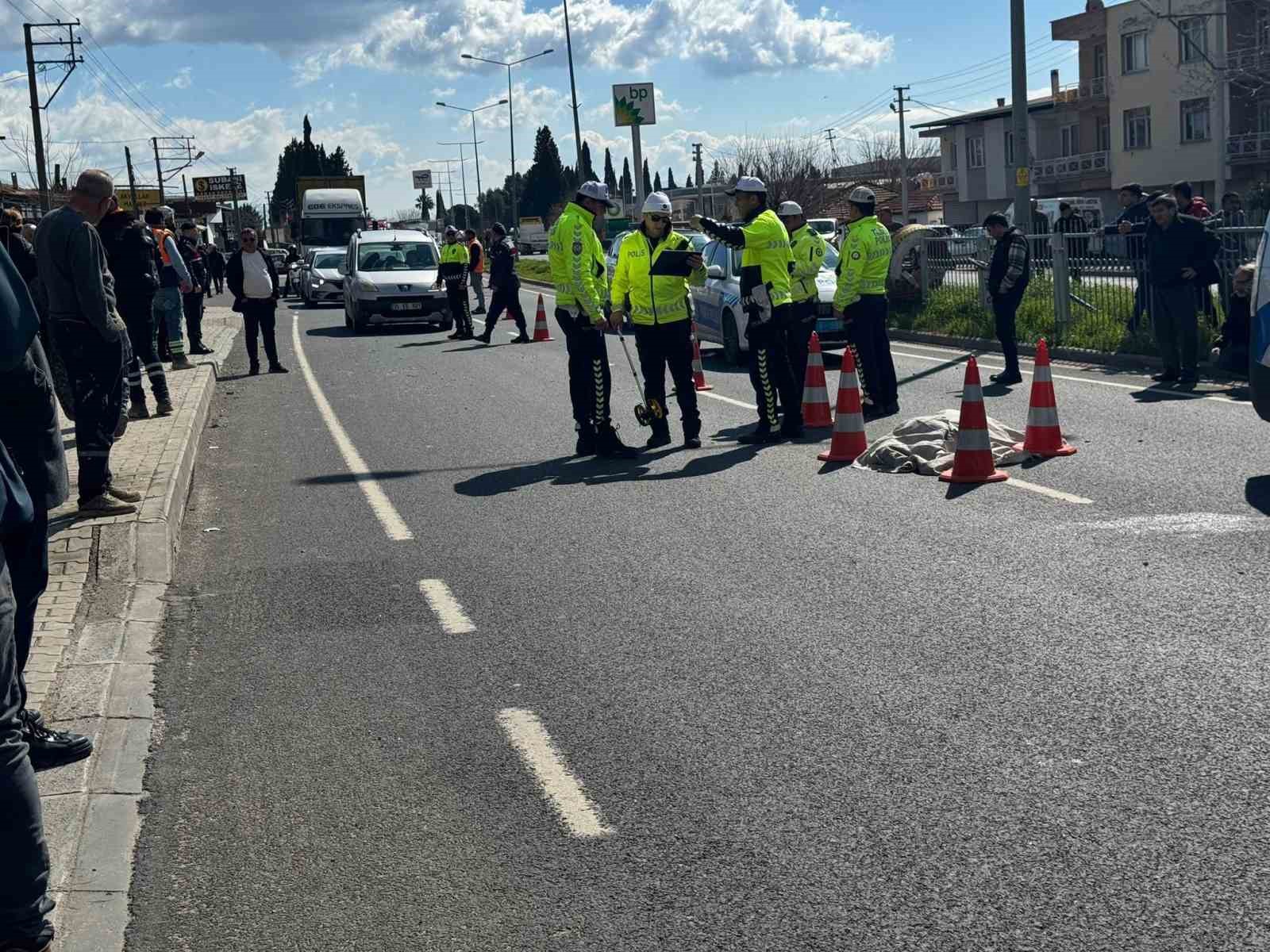 izmirde olumlu kaza sonrasi vatandaslar kara yolunu trafige kapatti 0 2yngmE5T