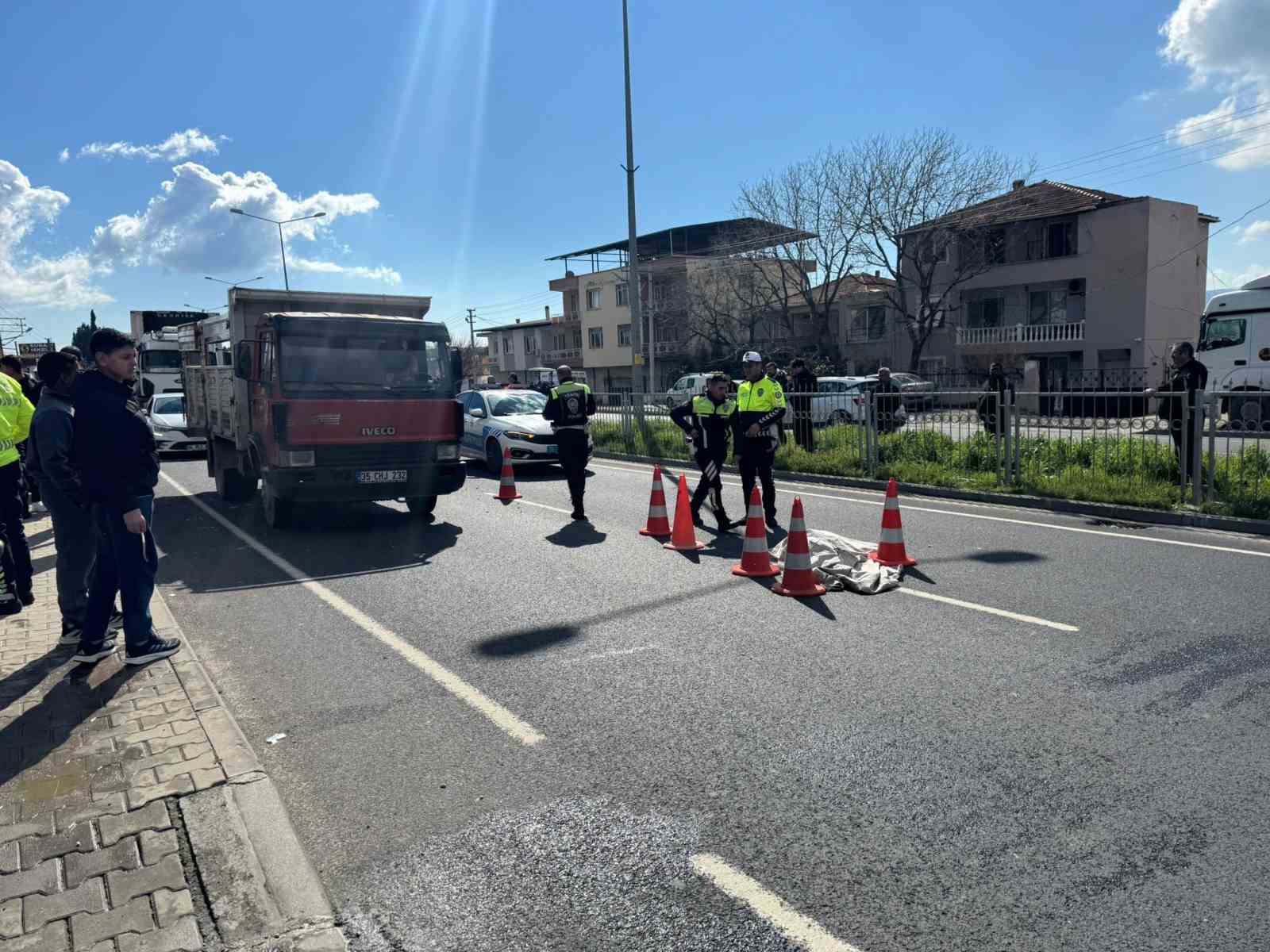 izmirde olumlu kaza sonrasi vatandaslar kara yolunu trafige kapatti 2