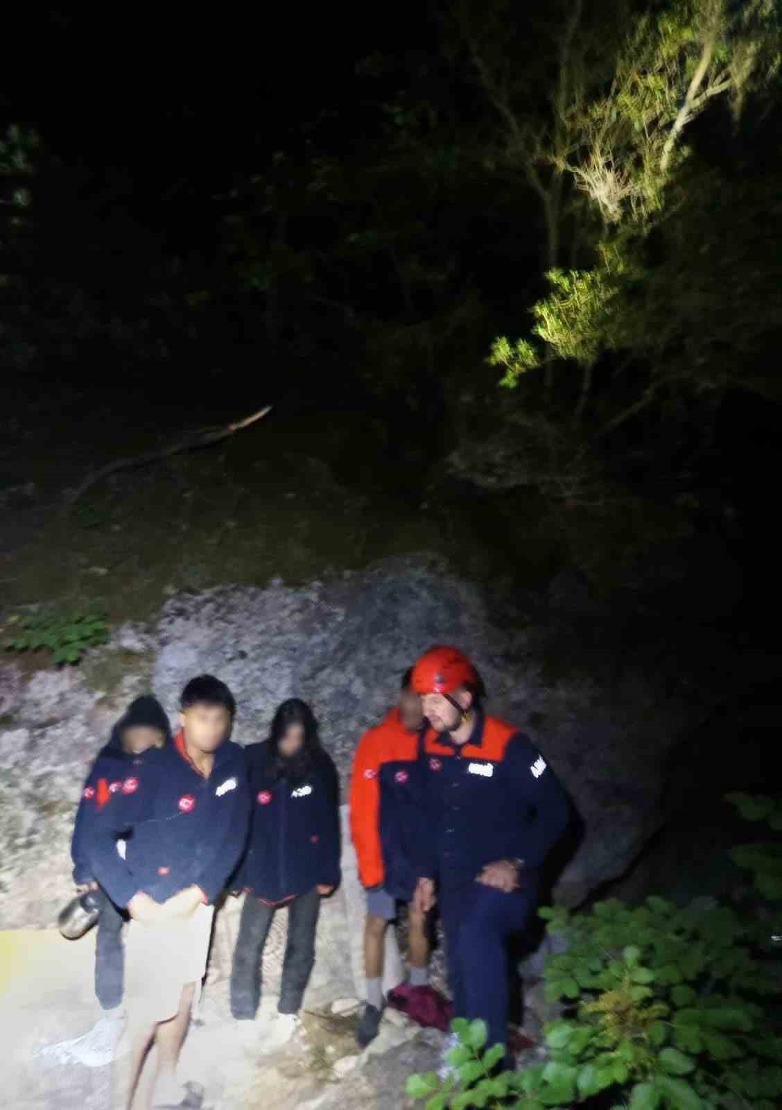 İzmir’de ormanlık alanda kaybolan 4 genç sağ salim bulundu 7 izmirde ormanlik alanda kaybolan 4 genc sag salim bulundu 3 Ed8AEn5E