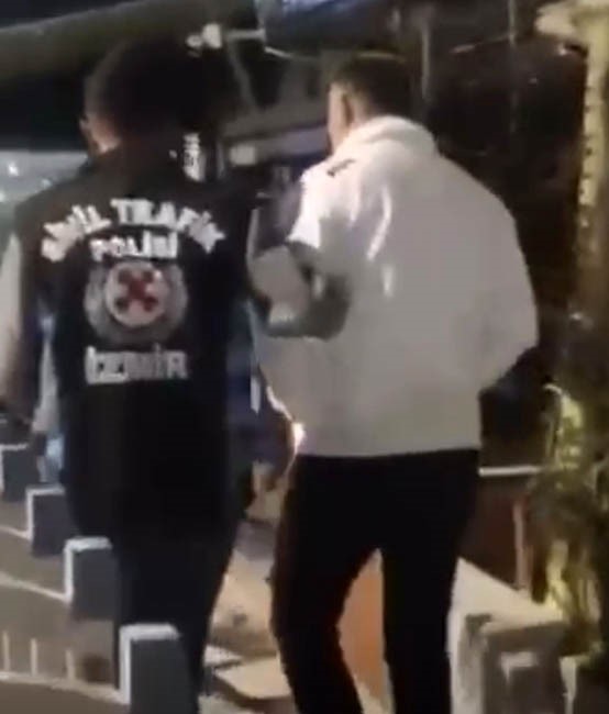 izmirde orta refujden karsi yone gecen surucuye ceza yagdi 1 1mQAjlN2