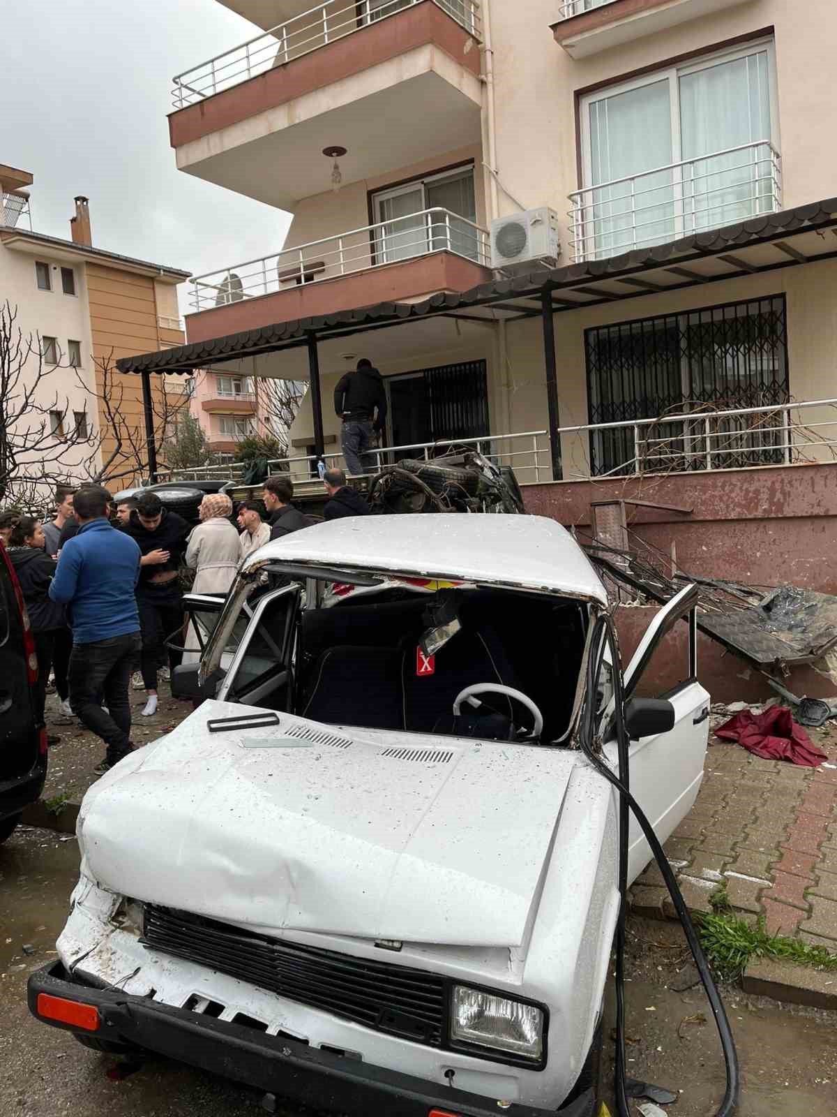 izmirde otomobil apartmanin bahcesine uctu 1i agir 6 yarali 1 urgq1cZD