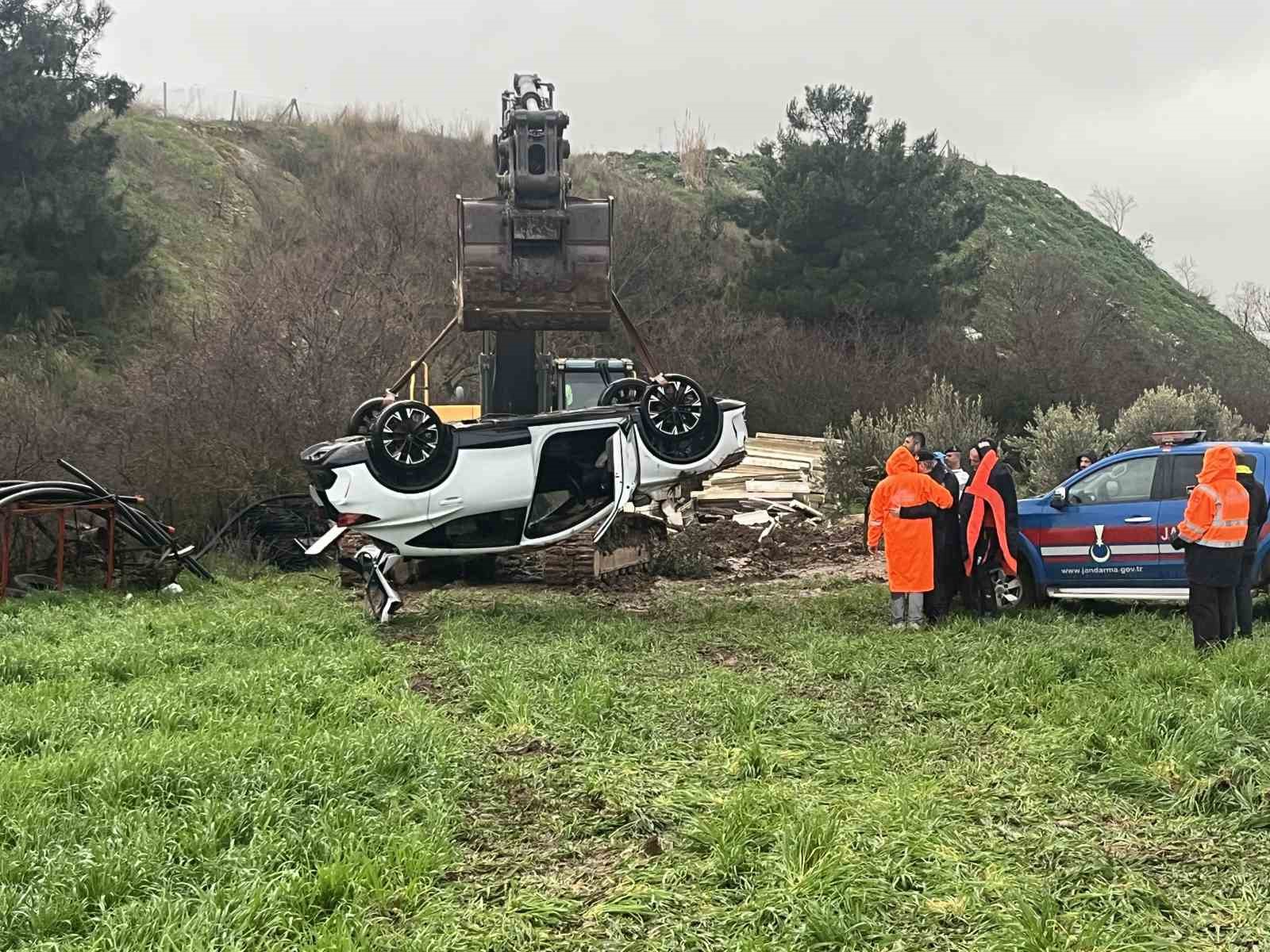 izmirde otomobil dereye uctu 2 kiz kardes hayatini kaybetti 1 ygMk2UBM