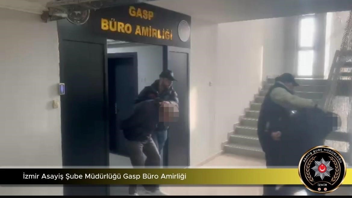izmirde para nakil aracini soyan cete cokertildi 9 supheli tutuklandi 5 1bIEf9zH