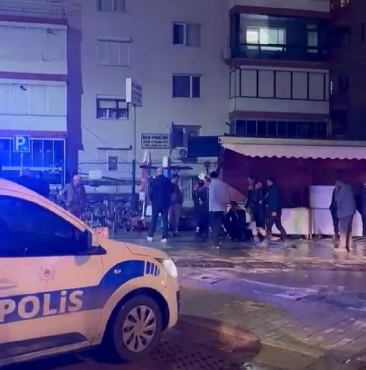 izmirde parkta kanli tartisma 5 yerinden bicaklandi 2 bfjQCvNk