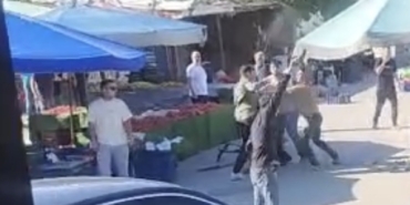 izmirde-pazarcilar-arasinda-silahli-kavga-kamerada-WYhBQspX.jpg