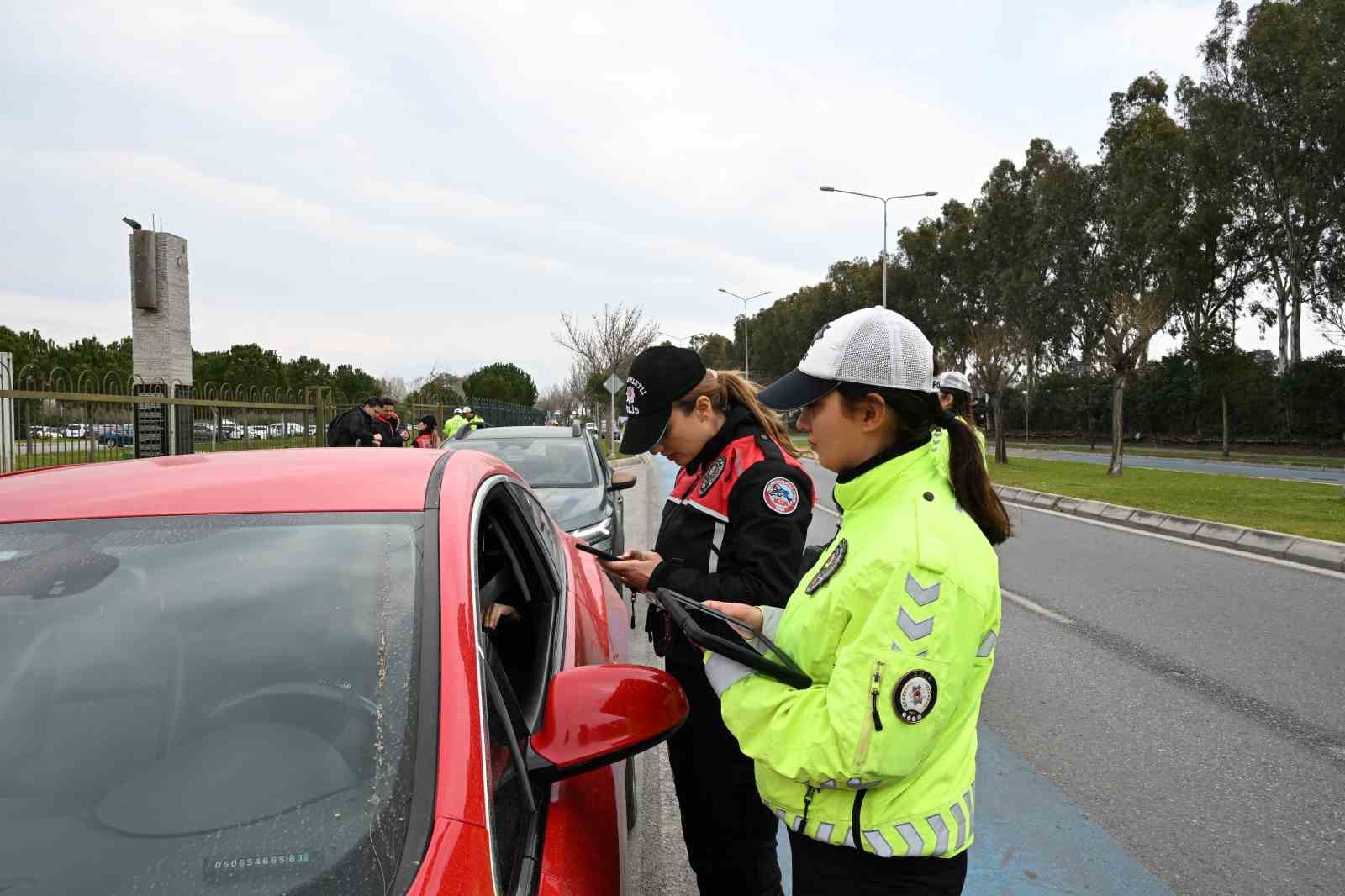 izmirde polis ekiplerinden bayram mesaisi 1 KkdWYSJz