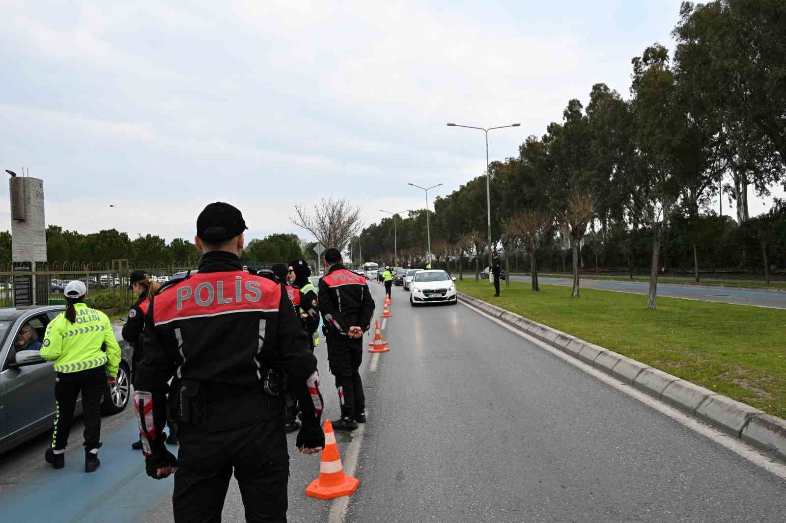 izmirde polis ekiplerinden bayram mesaisi 10 Ty4wAYRt