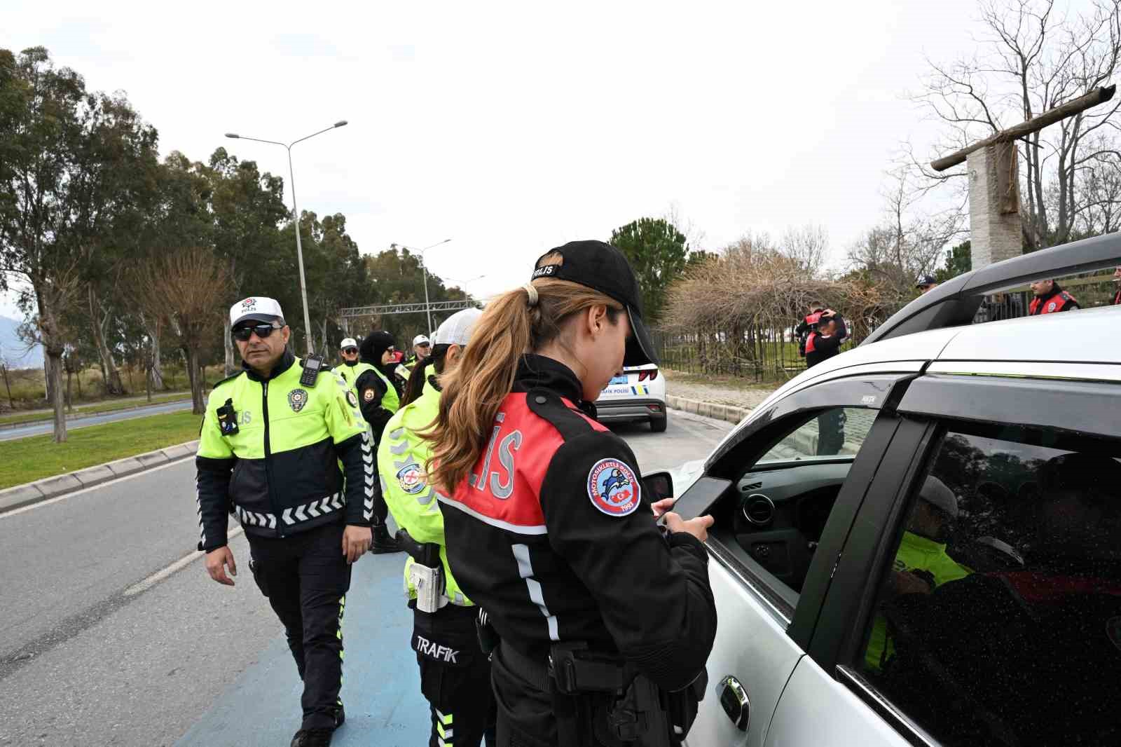 izmirde polis ekiplerinden bayram mesaisi 11 FN9pw2eJ