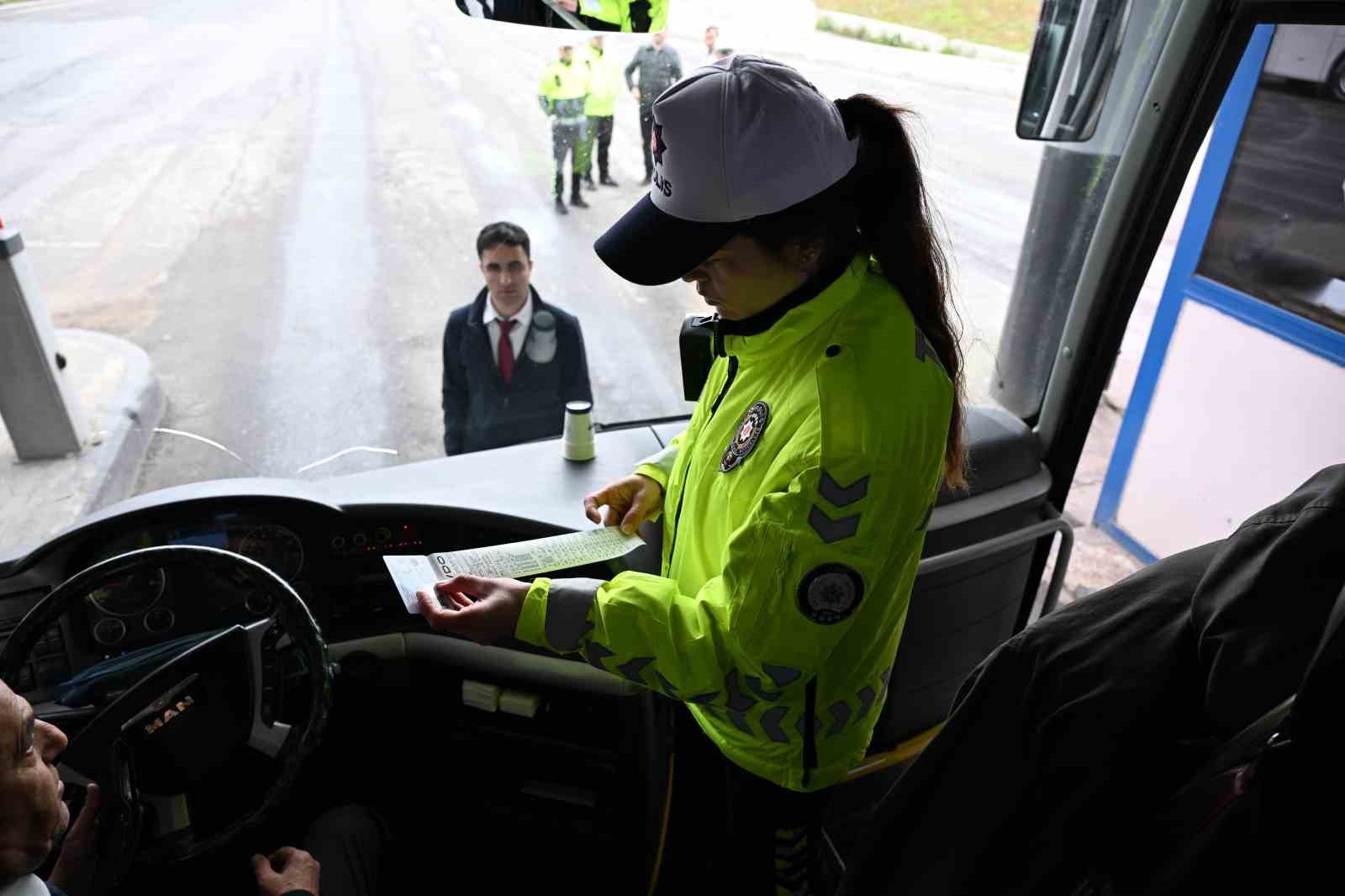 izmirde polis ekiplerinden bayram mesaisi 13 5FNs1zBy