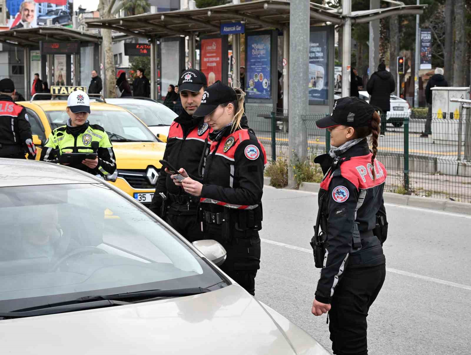 izmirde polis ekiplerinden bayram mesaisi 2 uhBBvXbf