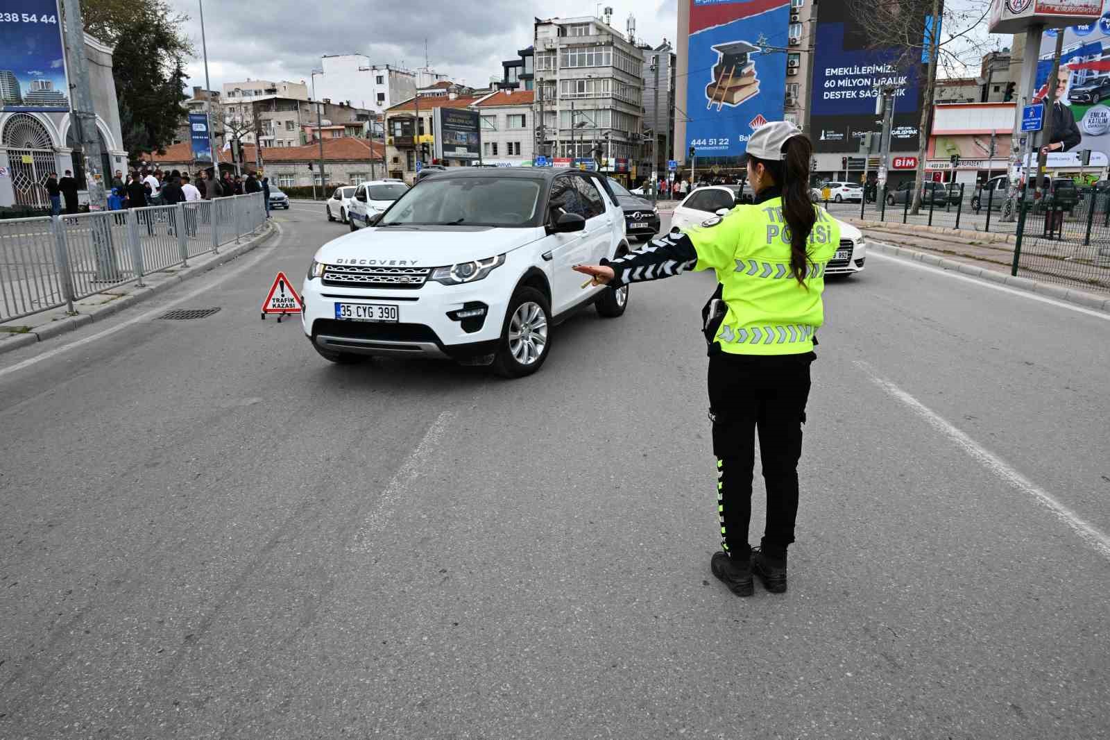 izmirde polis ekiplerinden bayram mesaisi 5 GMUHzv8j