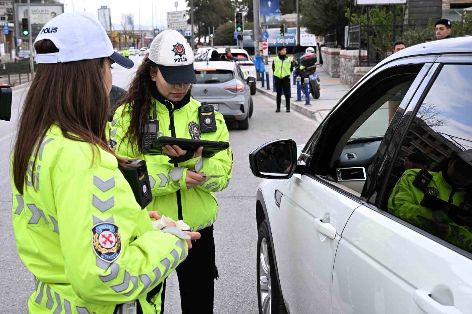 izmirde polis ekiplerinden bayram mesaisi 7 8WN9vfIR