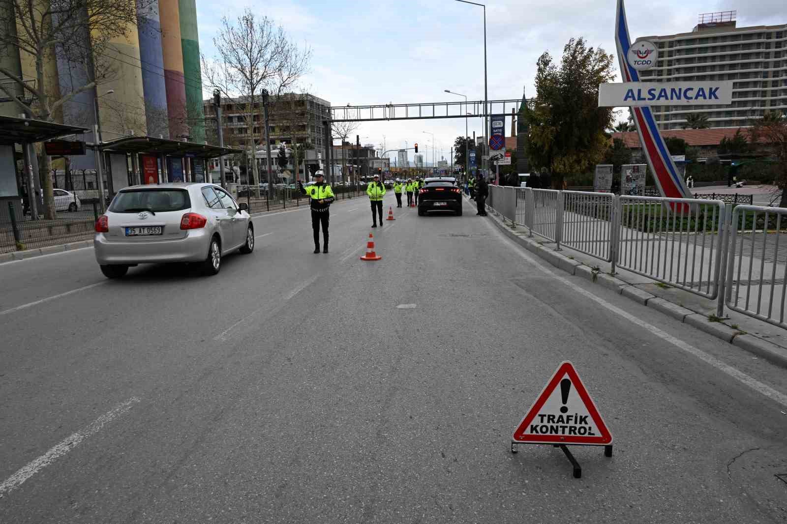 izmirde polis ekiplerinden bayram mesaisi 8 q8FyzLrQ